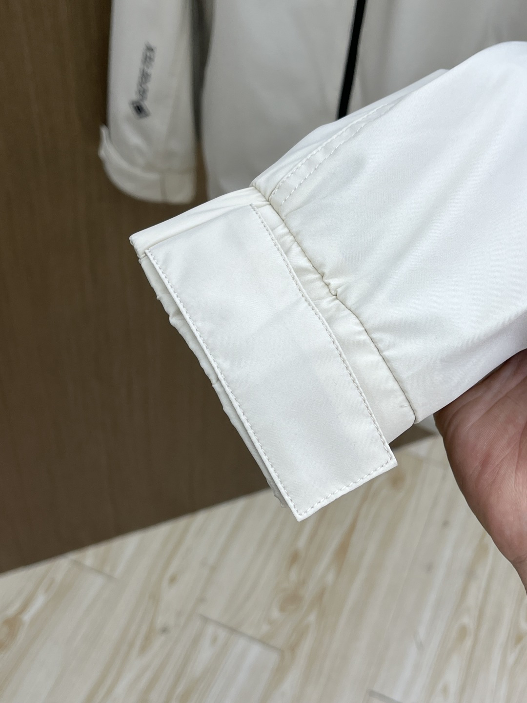 早春 Mon 🔥年早春新款专柜同款连帽休闲夹克，商务休闲两不误！面料采用聚酯纤维防风防水面料，内里聚酯纤