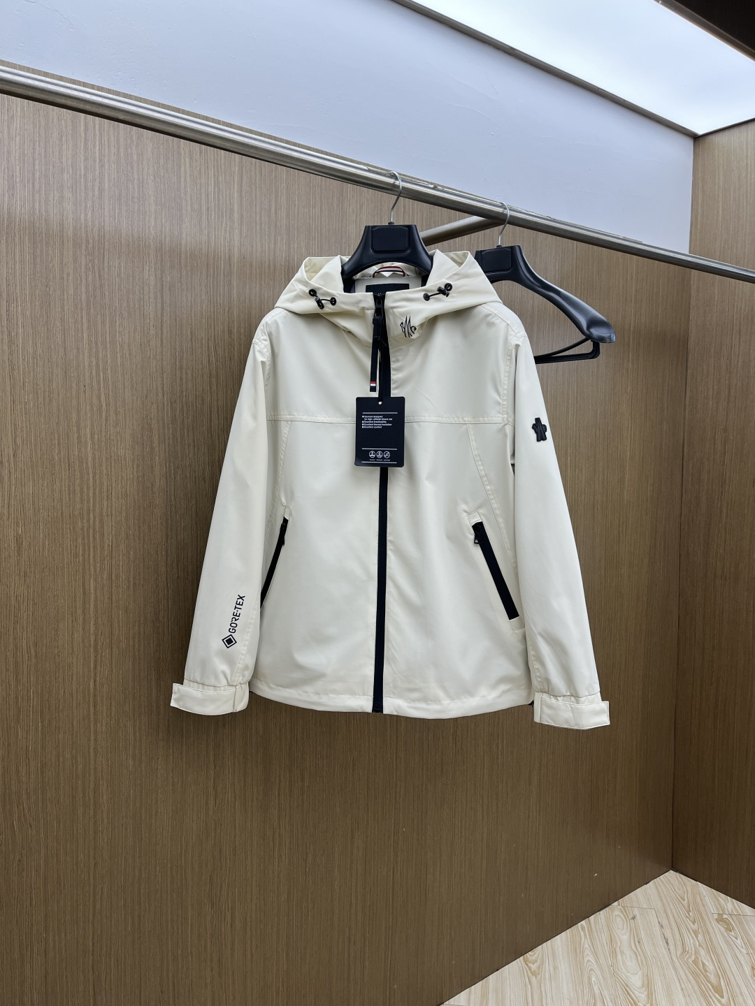 早春 Mon 🔥年早春新款专柜同款连帽休闲夹克，商务休闲两不误！面料采用聚酯纤维防风防水面料，内里聚酯纤