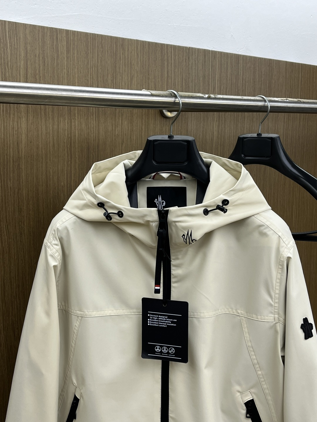 早春 Mon 🔥年早春新款专柜同款连帽休闲夹克，商务休闲两不误！面料采用聚酯纤维防风防水面料，内里聚酯纤