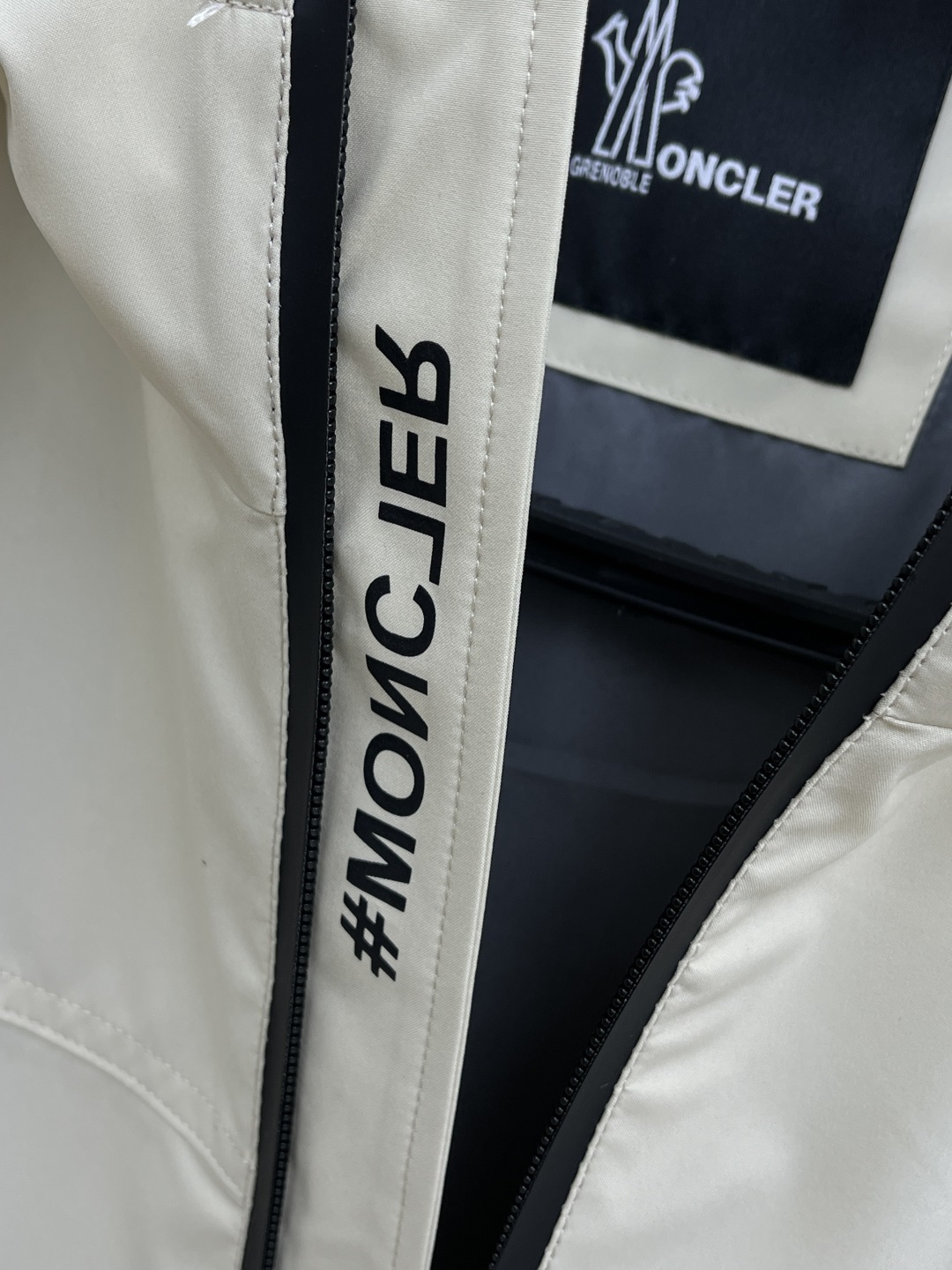 早春 Mon 🔥年早春新款专柜同款连帽休闲夹克，商务休闲两不误！面料采用聚酯纤维防风防水面料，内里聚酯纤