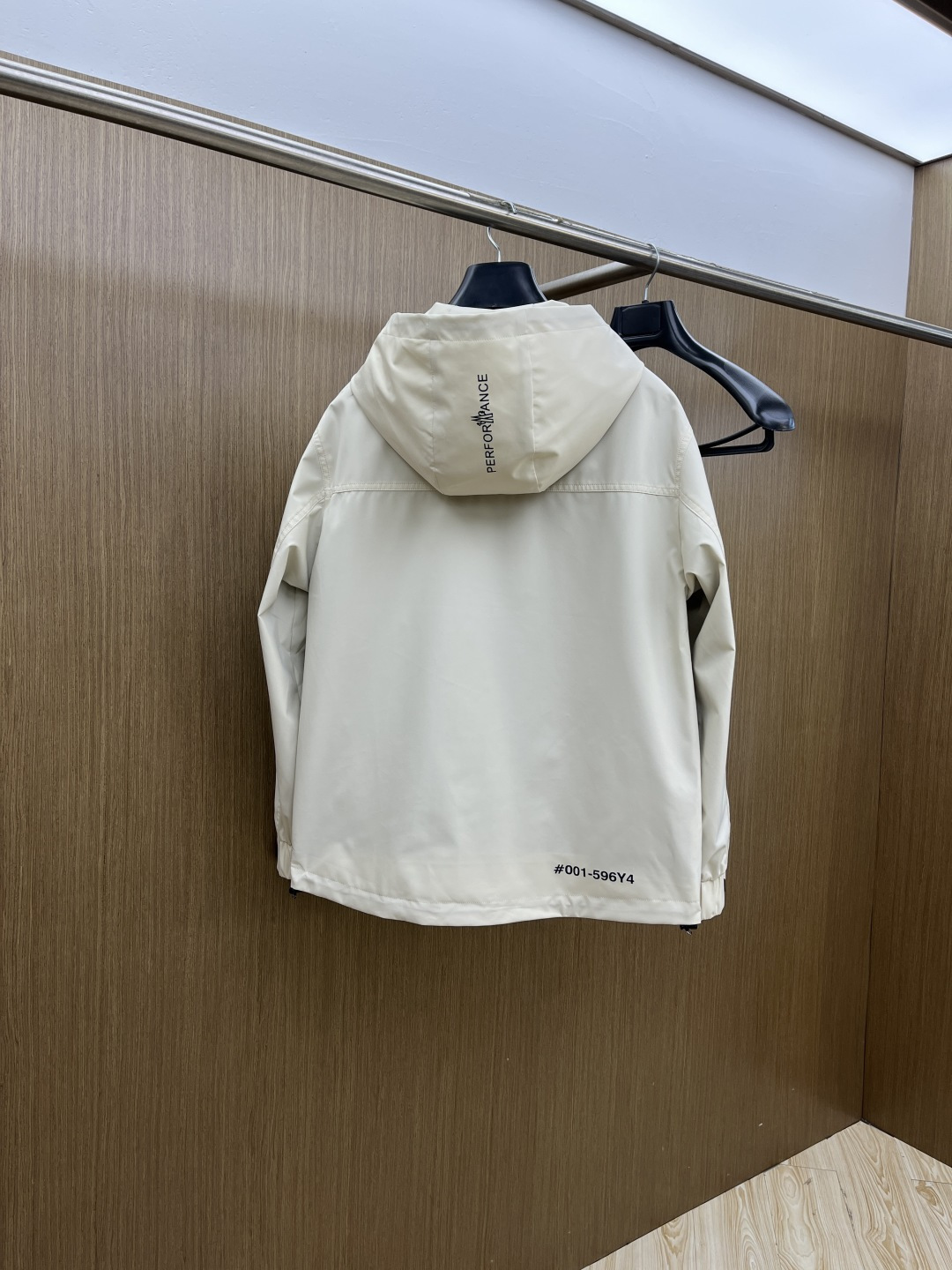 早春 Mon 🔥年早春新款专柜同款连帽休闲夹克，商务休闲两不误！面料采用聚酯纤维防风防水面料，内里聚酯纤