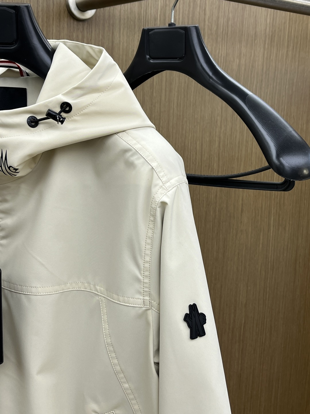 早春 Mon 🔥年早春新款专柜同款连帽休闲夹克，商务休闲两不误！面料采用聚酯纤维防风防水面料，内里聚酯纤