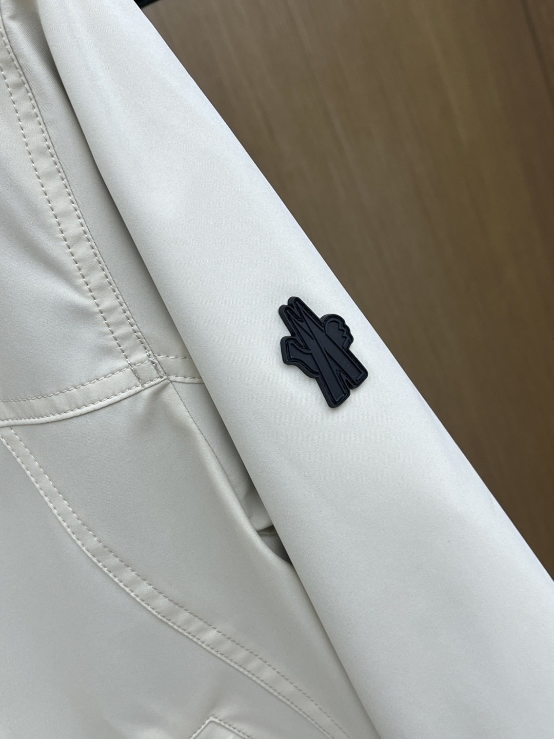 早春 Mon 🔥年早春新款专柜同款连帽休闲夹克，商务休闲两不误！面料采用聚酯纤维防风防水面料，内里聚酯纤