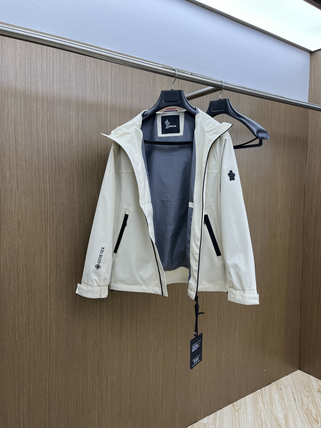 早春 Mon 🔥年早春新款专柜同款连帽休闲夹克，商务休闲两不误！面料采用聚酯纤维防风防水面料，内里聚酯纤