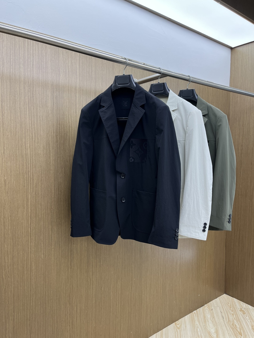 早春款 LV 🔥🔥早春休闲系列，最新时尚男士西装外套.胸前logo刺绣设计，处处细节显工艺足够的高级 结