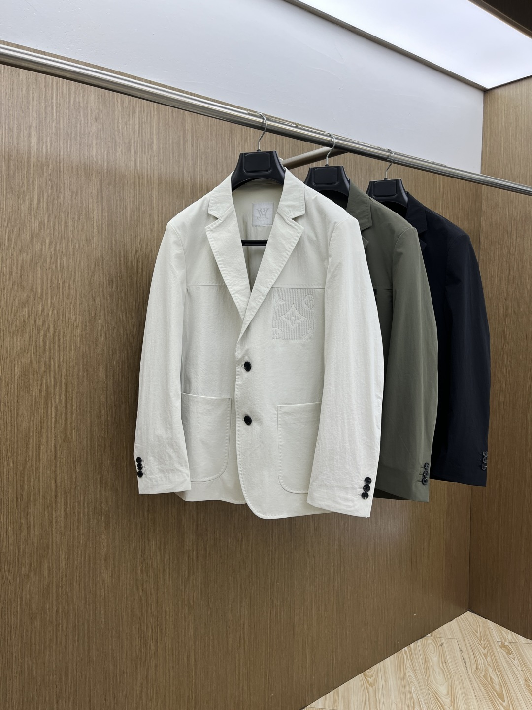 NO:735219,Early spring LV 1956 early spring casual series, the latest fashionable men's suit jacket. Logo embroidery design on the chest, every detail shows craftsmanship, and enough advanced structural tailoring design changes to show men's diverse image changes. Slim and neat, tailored to meet the current popular multi-layered wear. Customized buckles, unique. Versatile styles for life. Three standards are complete. Sizes M-3XL D11, Louis Vuitton, jackets & coats, business suit,19860909早春款 LV 1956早春休闲系列,最新时尚男士西装外套.胸前logo刺绣设计,处处细节显工艺足够的高级结构性剪裁的设计改变来展现男士多样的形象变化,修身利落、剪裁合体,满足时下正流行的多层次穿搭,定制钉扣,独一无二.生活百搭款式 三标齐全 尺码M-3XL  D11,,louis vuitton,jackets & coats,business suit,,Men's clothing