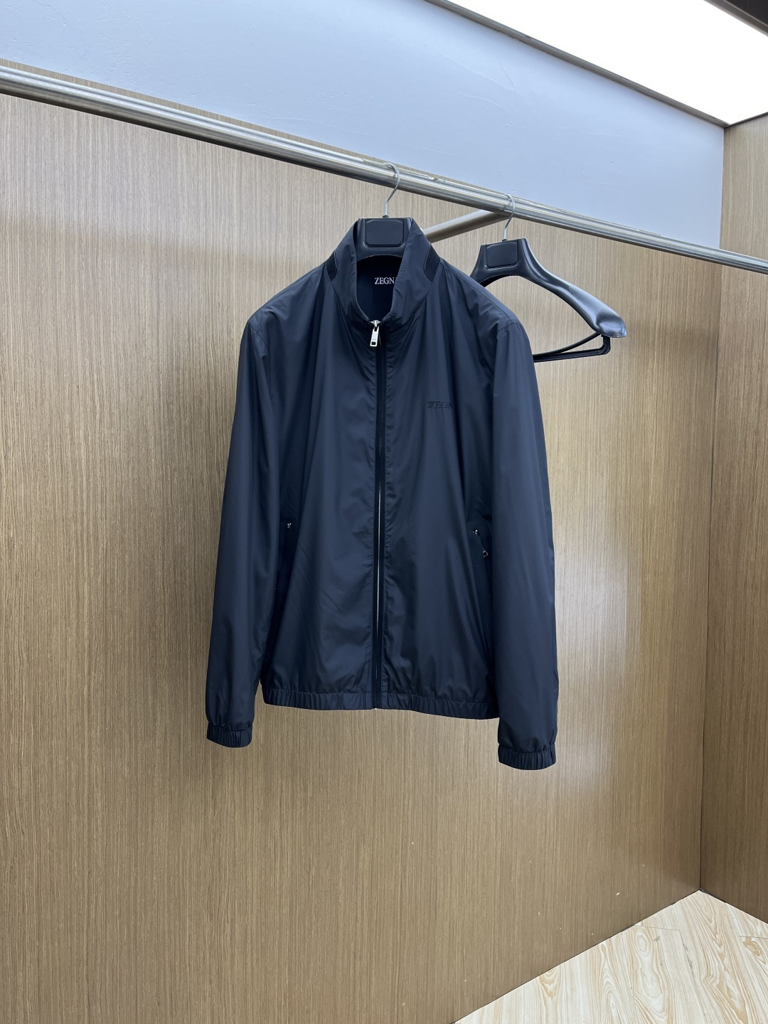 NO:735224,Early spring ZZ 1956 early spring casual series, the latest fashionable stand-up collar jacket. Every detail shows craftsmanship, and the design changes of advanced structural tailoring are enough to show the diverse image changes of men. It is slim and neat, and tailored to meet the popular multi-layered wear. Customized buttons are unique. Three standard styles for life. Sizes M-3XL D11,, jackets & coats, jackets & coats,19860909早春款 ZZ 1956早春休闲系列,最新时尚立领夹克外套.处处细节显工艺足够的高级结构性剪裁的设计改变来展现男士多样的形象变化,修身利落、剪裁合体,满足时下正流行的多层次穿搭,定制钉扣,独一无二.生活百搭款式 三标齐全 尺码M-3XL D11,,jackets & coats,jackets & coats,,Men's clothing