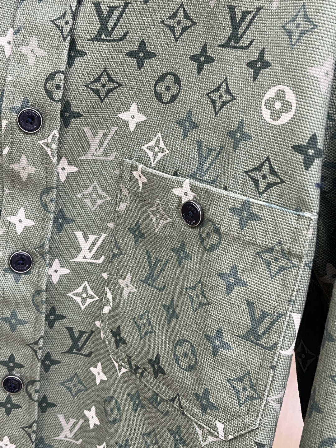 早春款 LV 🔥🔥早春休闲系列，最新时尚提花夹克牛仔外套.多边幅拼接设计，处处细节显工艺足够的高级 结构