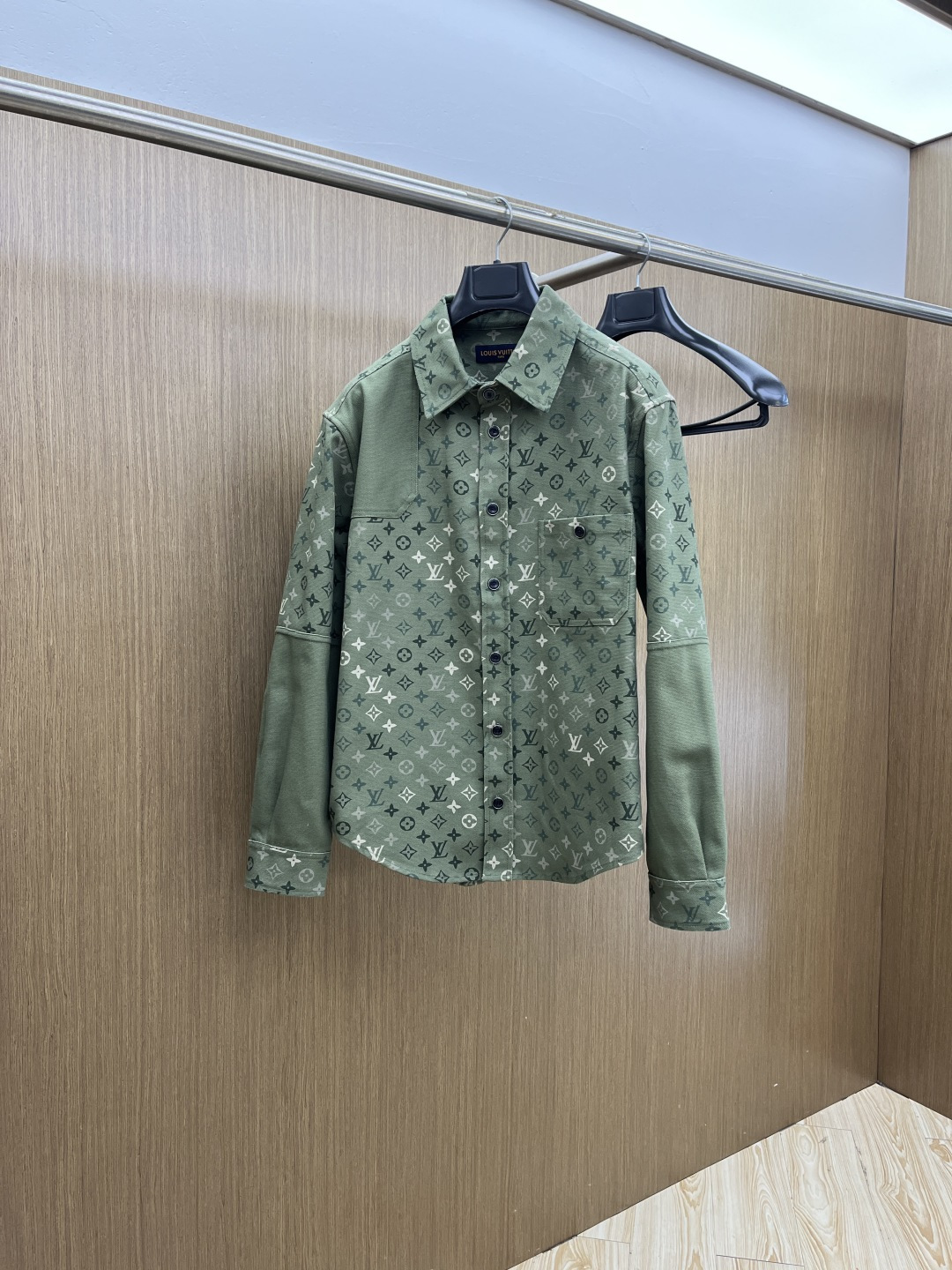 NO:735229,Early spring LV 1956 early spring casual series, the latest fashionable jacquard jacket denim jacket. Multi-edge splicing design, every detail shows craftsmanship. Sufficient advanced structural tailoring design changes to show men's diverse image changes. Slim and neat, tailored to meet the current popular multi-layered wear. Customized buckles, unique. Three standard styles for life. Complete sizes M-3XL D11, Louis Vuitton, jackets & coats, jackets &  coats,19860909早春款 LV 1956早春休闲系列,最新时尚提花夹克牛仔外套.多边幅拼接设计,处处细节显工艺足够的高级结构性剪裁的设计改变来展现男士多样的形象变化,修身利落、剪裁合体,满足时下正流行的多层次穿搭,定制钉扣,独一无二.生活百搭款式 三标齐全 尺码M-3XL  D11,,louis vuitton,jackets & coats,jackets & coats,,Men's clothing