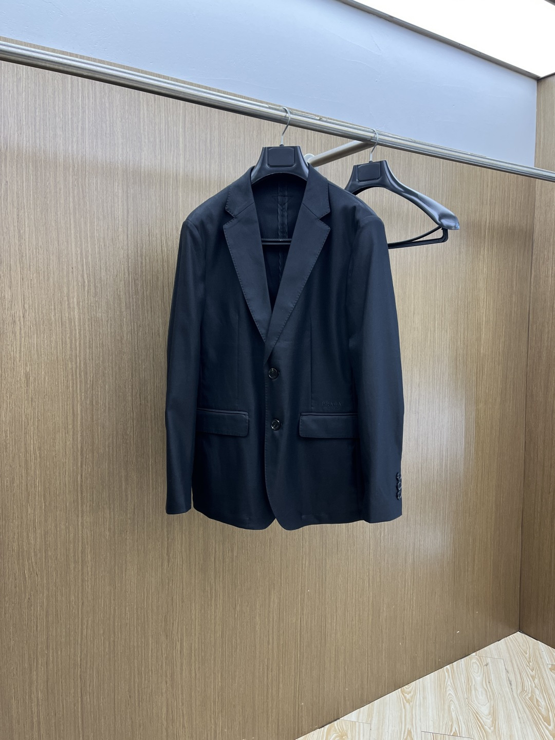 NO:735234,Early spring PD 1956 early spring series, the latest fashionable men's suit jackets. Tailor-woven and dyed fabrics. Simple plain colors. Every detail shows craftsmanship. Sufficient advanced structural tailoring design changes to show men's diverse image changes. Slim and neat, tailored to meet the current popular multi-layered wear. Customized horn buttons, unique. Versatile styles for life. Complete with three standards. Boutique shipment. Size M-3XL D11, jackets & coats, business suit,19860909早春款 PD 1956早春系列,最新时尚男款西装外套.定织定染面料.简单素色 处处细节显工艺足够的高级结构性剪裁的设计改变来展现男士多样的形象变化,修身利落、剪裁合体,满足时下正流行的多层次穿搭,定制牛角纽扣,独一无二.生活百搭款式 三标齐全 精品出货 尺码M-3XL  D11,,jackets & coats,business suit,,Men's clothing