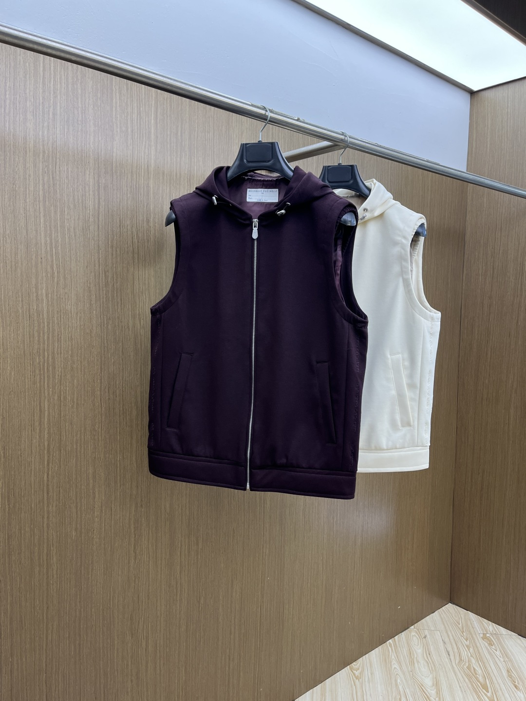 NO:735239,Early spring BC 1956 early spring light luxury casual series, the latest fashionable hooded vest jacket. Symmetrical letter embroidery on both sides. Every detail shows high-end craftsmanship. The structural tailoring design changes to show men's diverse image changes, slim and neat, tailoring to meet the current popular multi-layered wear, custom-made buckles, unique. Versatile styles for life, complete with three standards, boutique shipments, size M-3XL D11,, jackets & coats, hats,19860909早春款 BC 1956早春轻奢休闲系列,最新时尚连帽马甲外套.双侧对称字母刺绣.处处细节显工艺足够的高级.结构性剪裁的设计改变来展现男士多样的形象变化,修身利落、剪裁合体,满足时下正流行的多层次穿搭,定制钉扣,独一无二.生活百搭款式 三标齐全 精品出货 尺码M-3XL  D11,,jackets & coats,hats,,Men's clothing