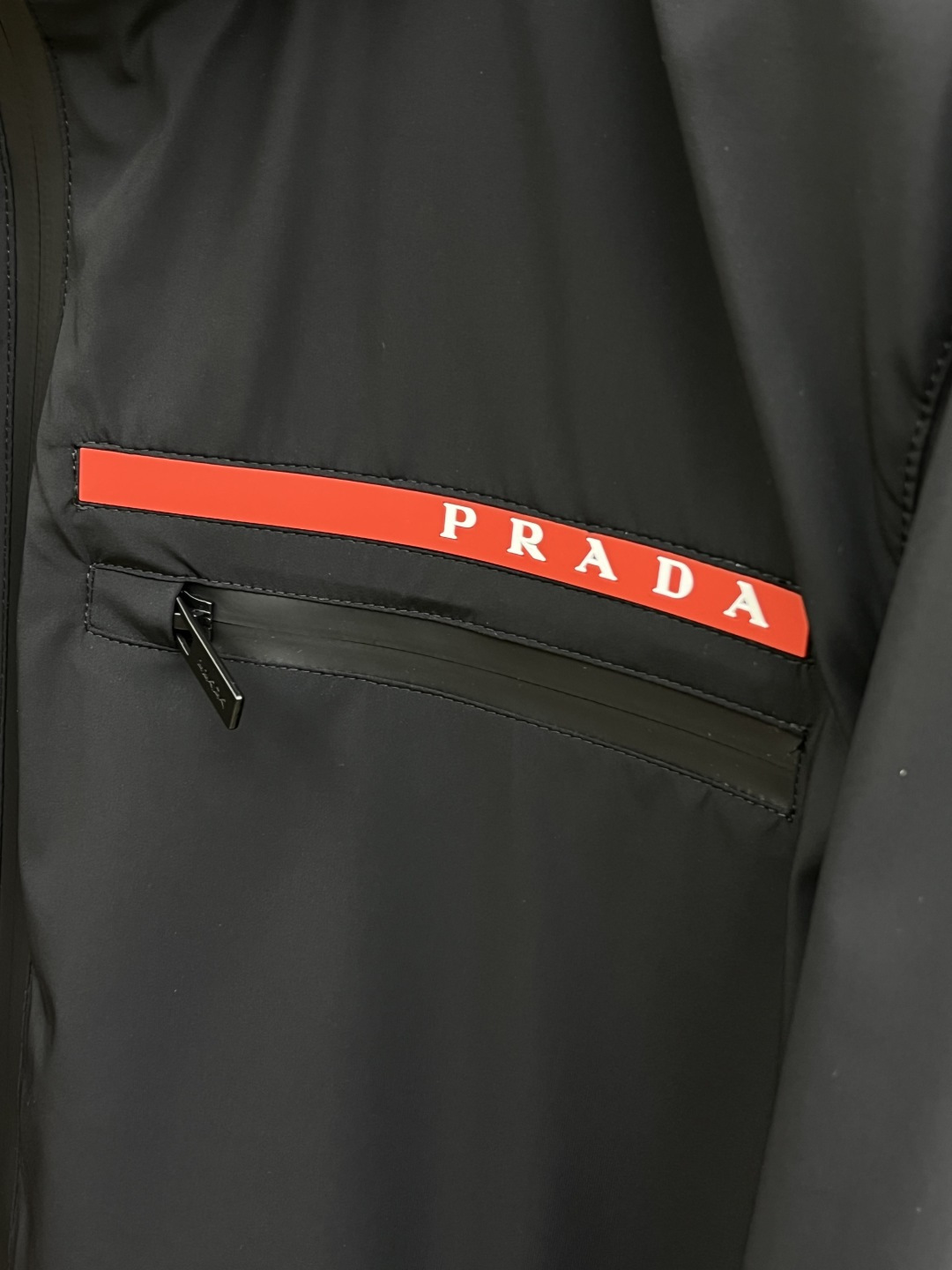 早春款 PD 🔥🔥早春休闲系列，最新时尚连帽夹克外套.连帽收纳，胸前logo胶条，处处细节显工艺足够的高