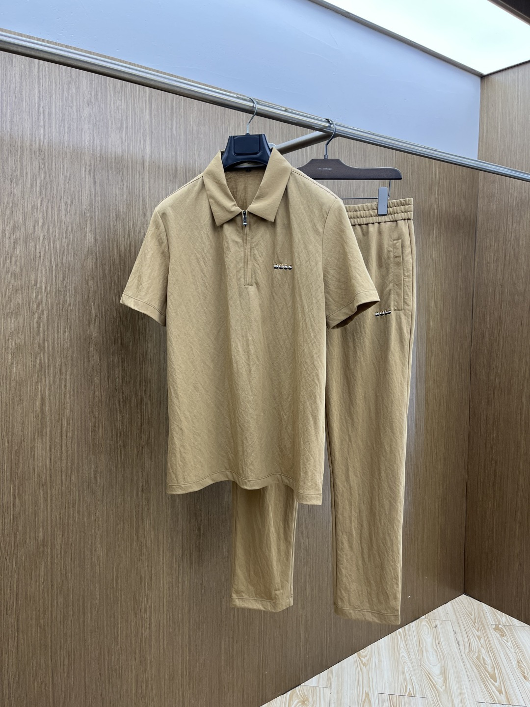 NO:735198,Early spring/set Boss 1956 spring and summer new simple casual suit. Selected Xinjiang long-staple cotton. The yarn is environmentally friendly and dyed. The fabric is washed, soft and comfortable. Diversified matching. In line with the current innovative trend of fashion. Collision of retro and modern elements. Extreme violent aesthetics. Fashion matching. Complete three standards. Same style for men and women. Size M-4XL jnb,,19860909早春/套 Boss 1956春夏新款简约休闲套装 精选新疆长绒棉 纱线环保染色定型 面料洗水上身软软舒适 多元化搭配 符合眼下时尚前沿的创新趋势 复古与现代化元素的碰撞 极端的暴力美学.时尚搭配 三标齐全 男女同款 尺码M-4XL  jnb,,,Men's clothing