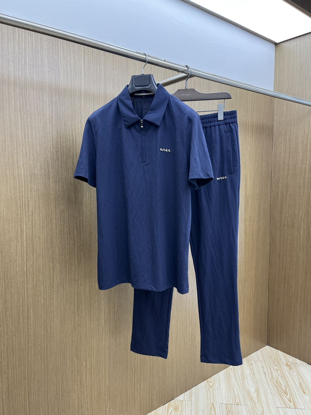 NO:735202,Early spring/set Boss1956 new spring and summer simple casual suit. Selected Xinjiang long-staple cotton. The yarn is environmentally friendly and dyed. The fabric is washed, soft and comfortable. Diversified matching. In line with the current innovative trend of fashion. Collision of retro and modern elements. Extreme violent aesthetics. Fashion matching. Complete three standards. Same style for men and women. Size M-4XL jnb,,19860909早春/套 Boss1956春夏新款简约休闲套装 精选新疆长绒棉 纱线环保染色定型 面料洗水上身软软舒适 多元化搭配 符合眼下时尚前沿的创新趋势 复古与现代化元素的碰撞 极端的暴力美学.时尚搭配 三标齐全 男女同款 尺码M-4XL  jnb,,,Men's clothing