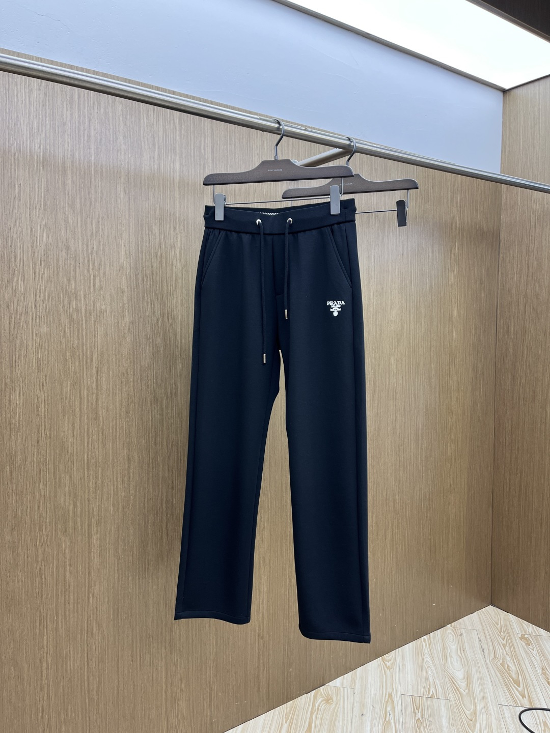 。🩵PD 🔥🔥高级定制 2026春夏新款铜氨丝莫代尔空气层休闲卫裤，裤身上刺绣标志性品牌标识，客供定制品