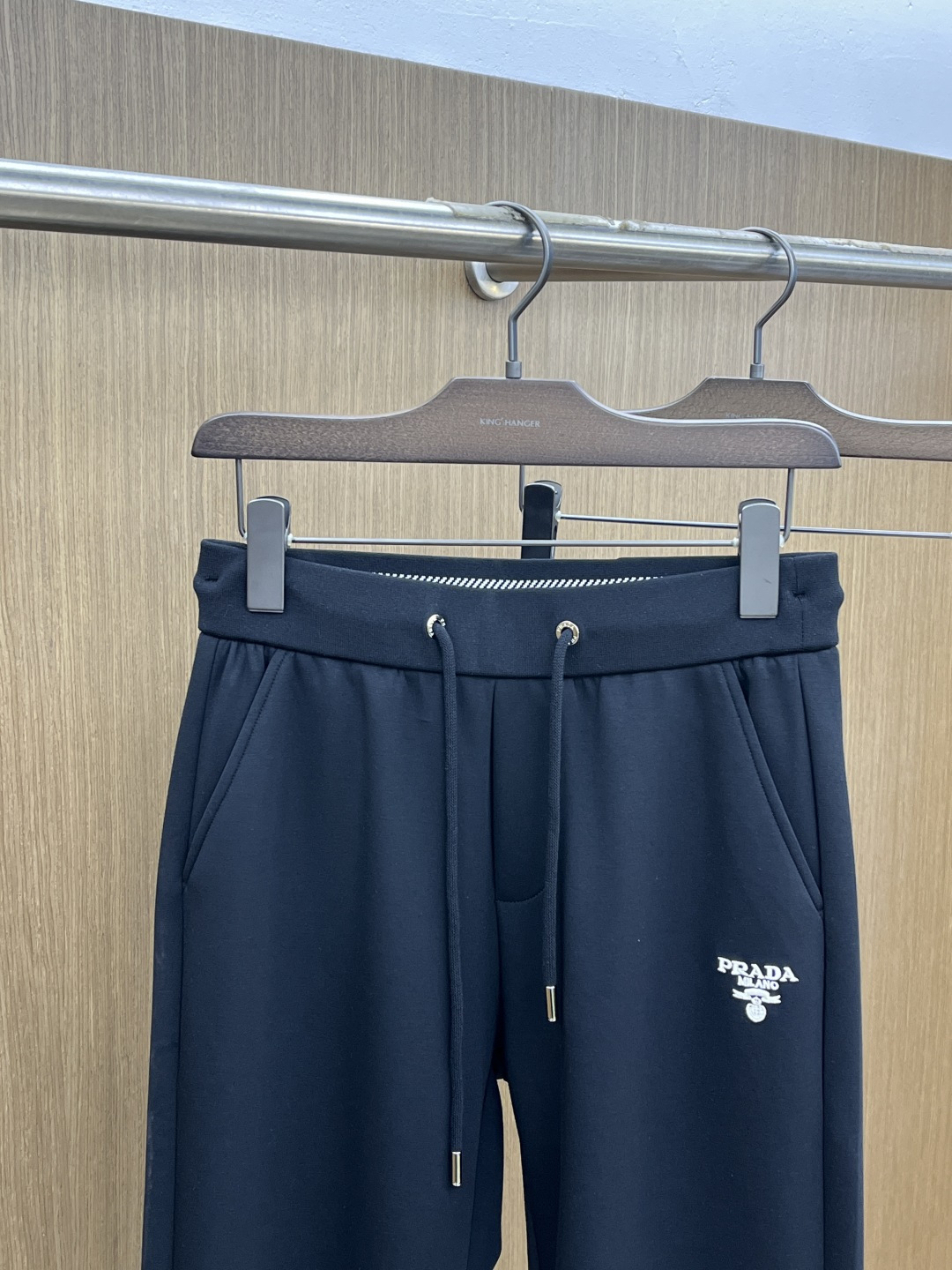 。🩵PD 🔥🔥高级定制 2026春夏新款铜氨丝莫代尔空气层休闲卫裤，裤身上刺绣标志性品牌标识，客供定制品