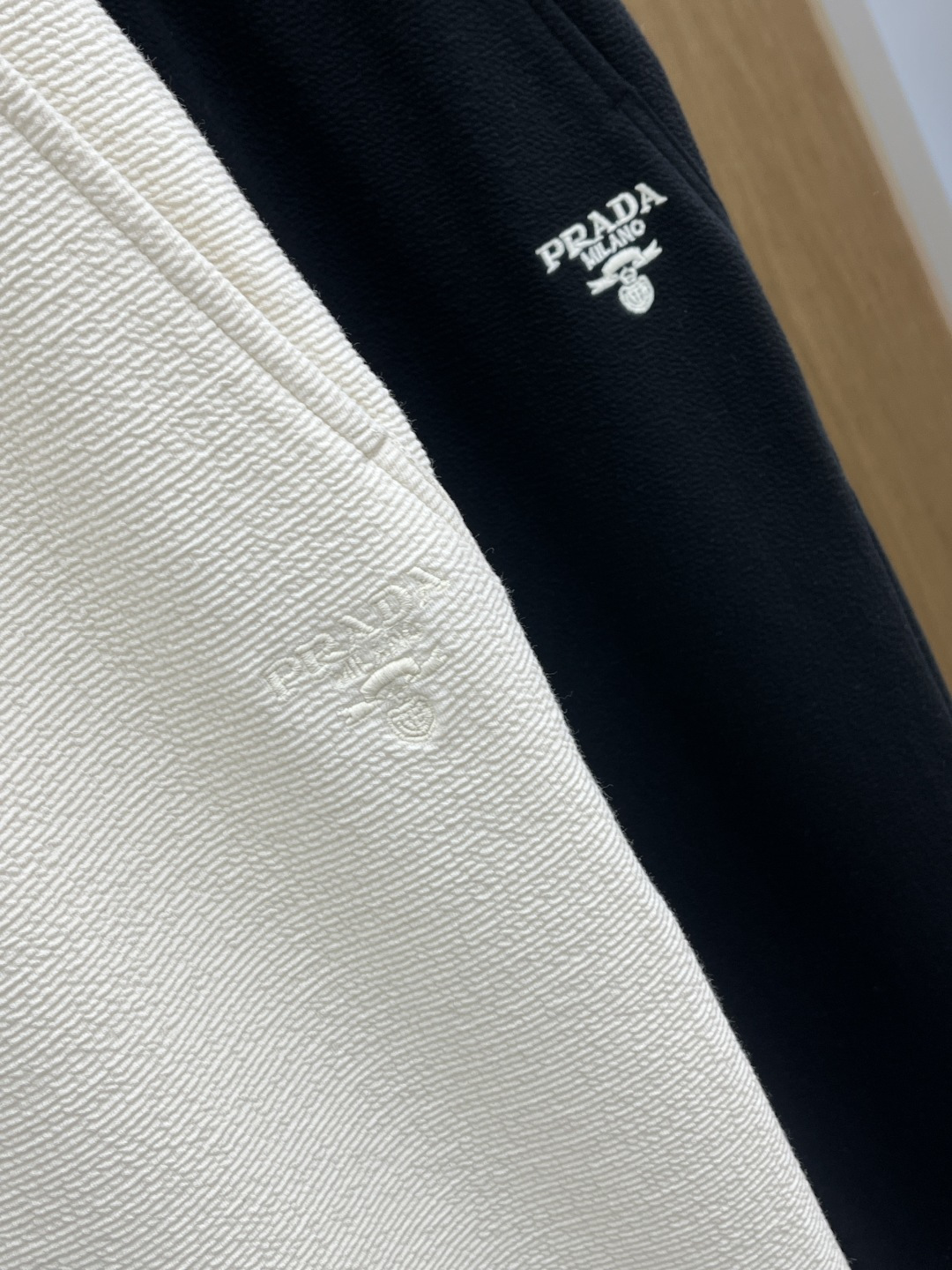 。🩵PD 🔥🔥高级定制 2026春夏新款铜氨丝莫代尔空气层休闲卫裤，裤身上刺绣标志性品牌标识，客供定制品