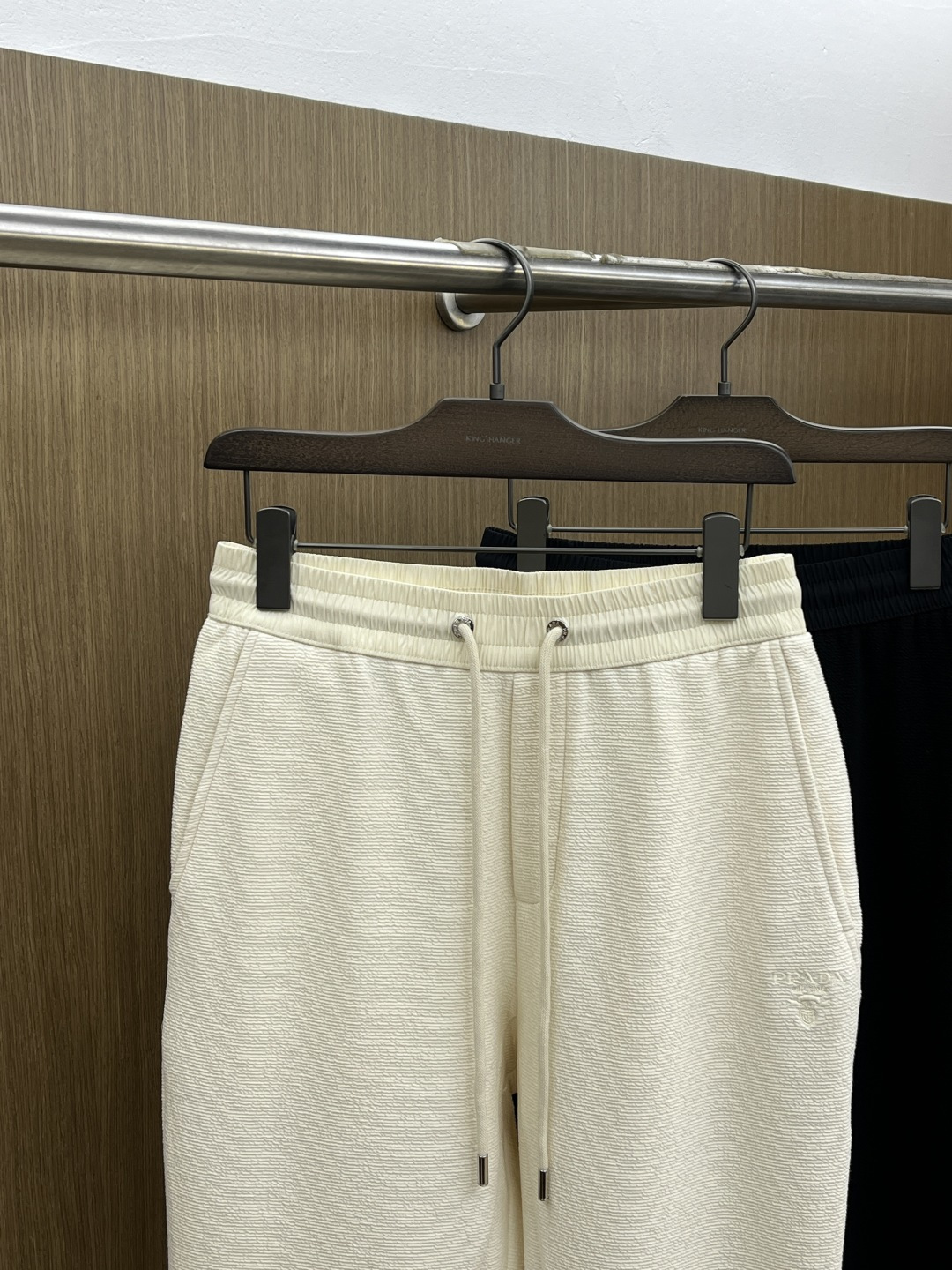 。🩵PD 🔥🔥高级定制 2026春夏新款铜氨丝莫代尔空气层休闲卫裤，裤身上刺绣标志性品牌标识，客供定制品