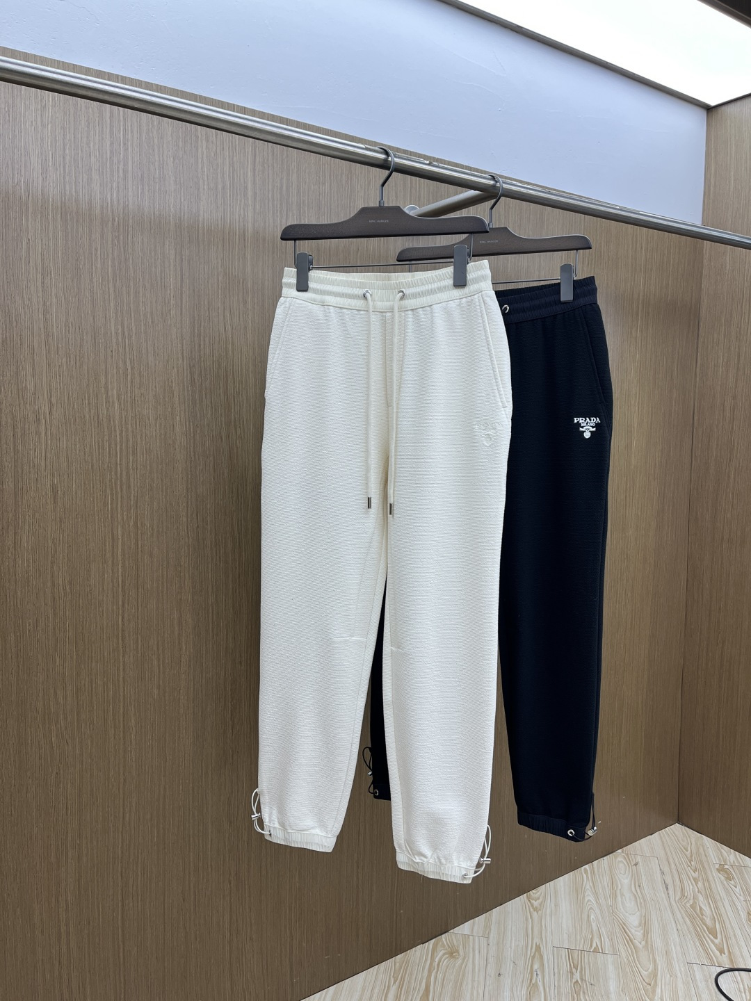 。🩵PD 🔥🔥高级定制 2026春夏新款铜氨丝莫代尔空气层休闲卫裤，裤身上刺绣标志性品牌标识，客供定制品