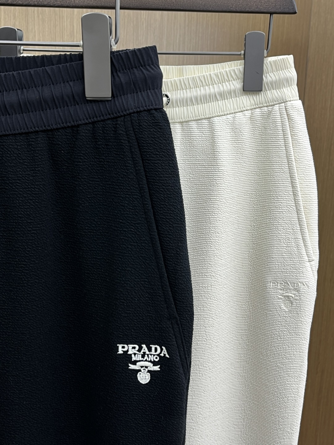 。🩵PD 🔥🔥高级定制 2026春夏新款铜氨丝莫代尔空气层休闲卫裤，裤身上刺绣标志性品牌标识，客供定制品