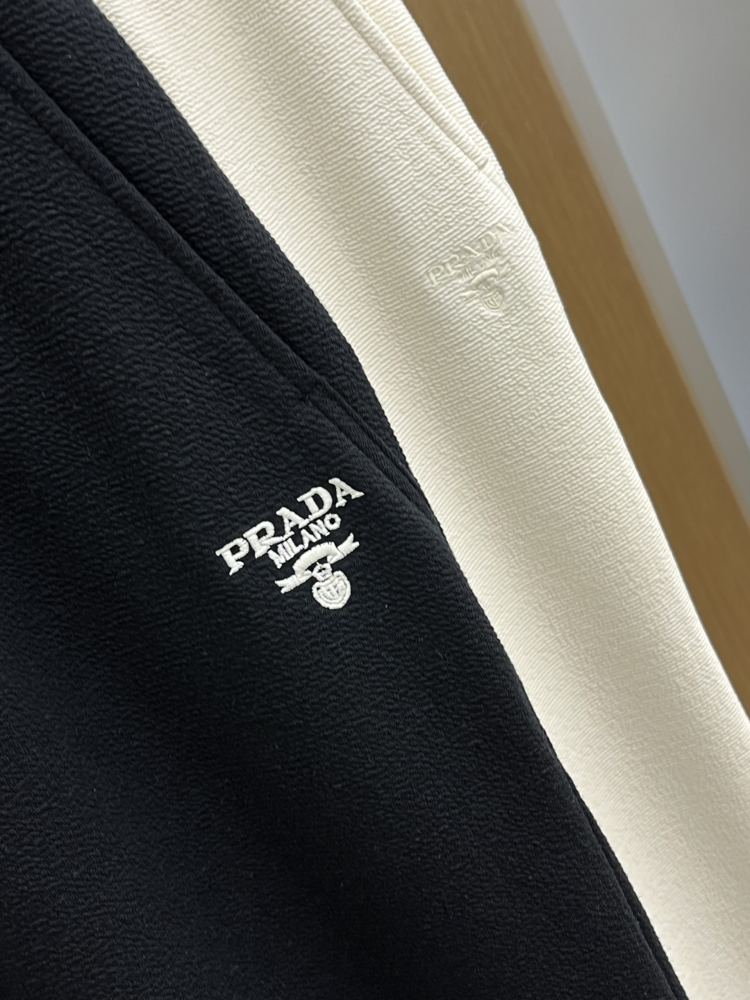 。🩵PD 🔥🔥高级定制 2026春夏新款铜氨丝莫代尔空气层休闲卫裤，裤身上刺绣标志性品牌标识，客供定制品