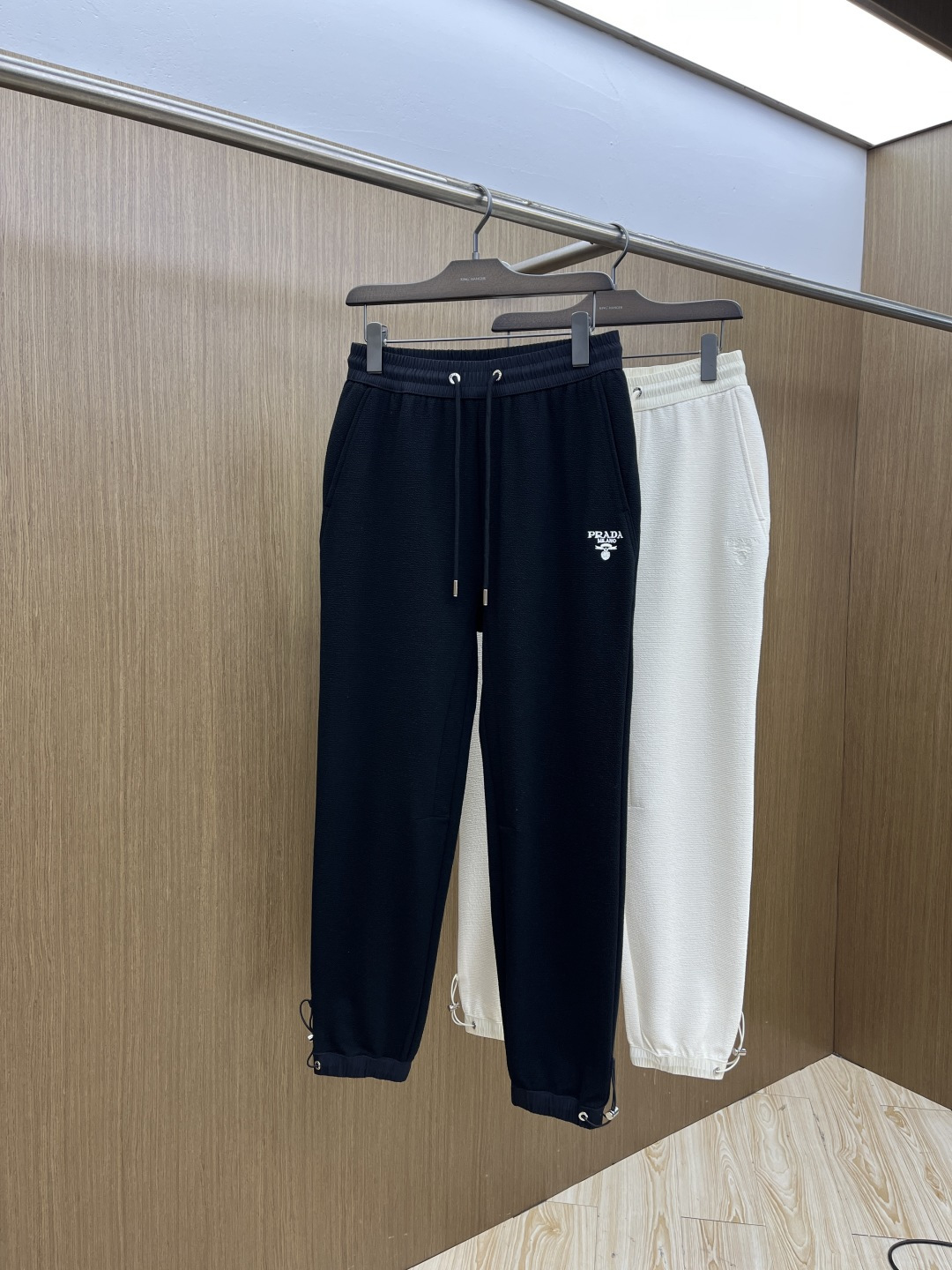 。🩵PD 🔥🔥高级定制 2026春夏新款铜氨丝莫代尔空气层休闲卫裤，裤身上刺绣标志性品牌标识，客供定制品