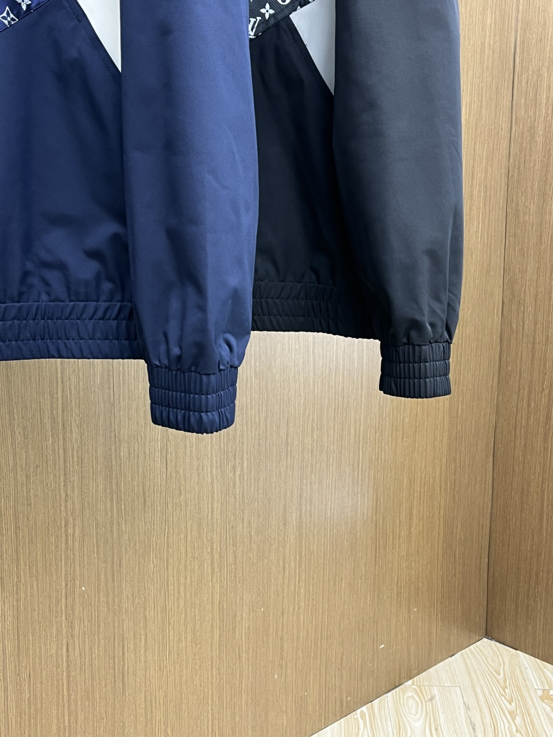 早春 LV 🔥🔥早春休闲系列，最新时尚立领夹克外套.处处细节显工艺足够的高级 结构性剪裁的设计改变来展现