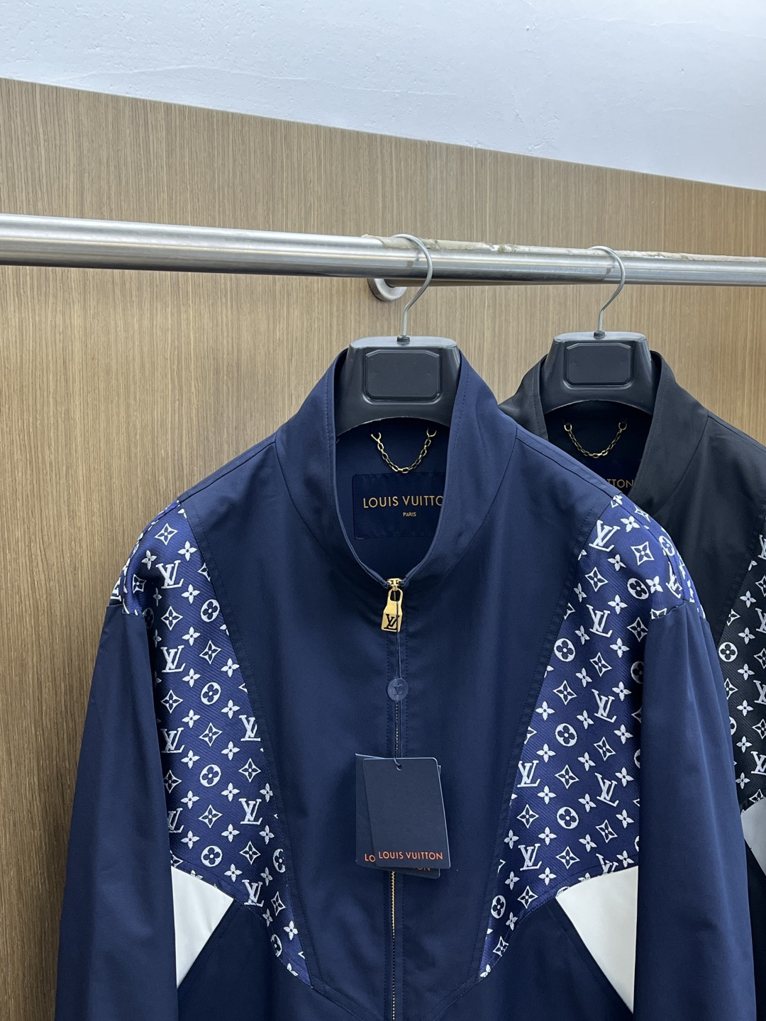早春 LV 🔥🔥早春休闲系列，最新时尚立领夹克外套.处处细节显工艺足够的高级 结构性剪裁的设计改变来展现