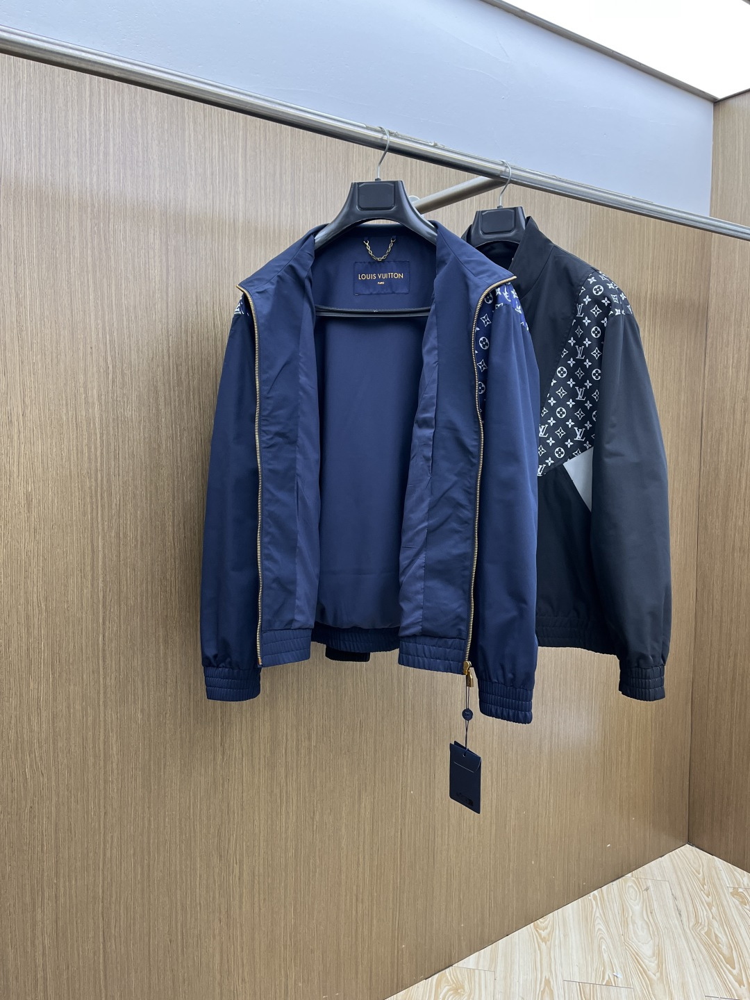 早春 LV 🔥🔥早春休闲系列，最新时尚立领夹克外套.处处细节显工艺足够的高级 结构性剪裁的设计改变来展现