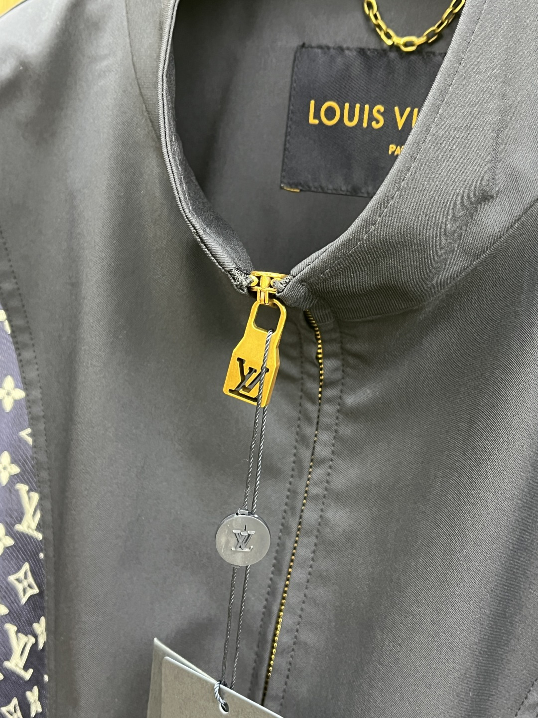 早春 LV 🔥🔥早春休闲系列，最新时尚立领夹克外套.处处细节显工艺足够的高级 结构性剪裁的设计改变来展现