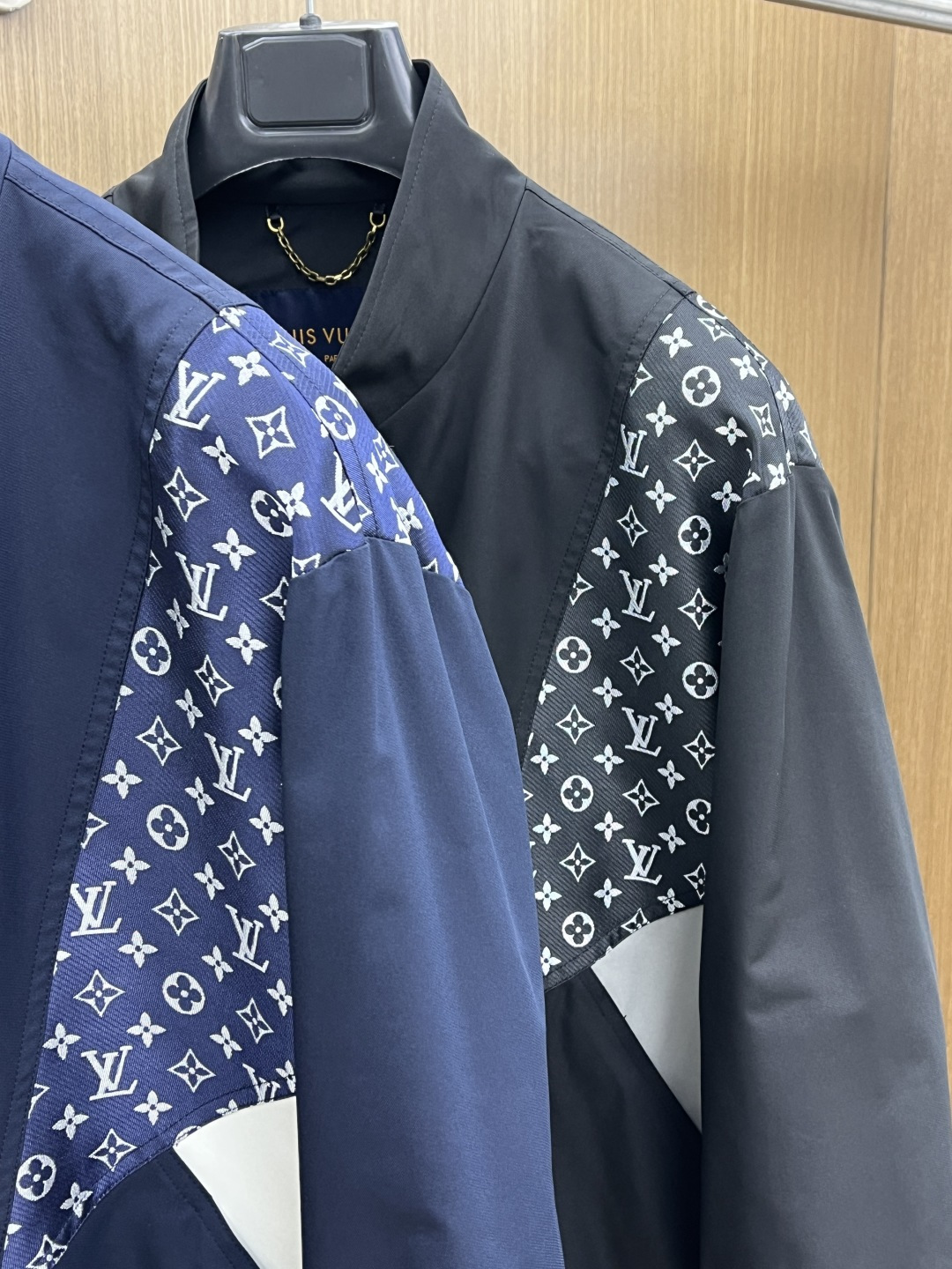 早春 LV 🔥🔥早春休闲系列，最新时尚立领夹克外套.处处细节显工艺足够的高级 结构性剪裁的设计改变来展现