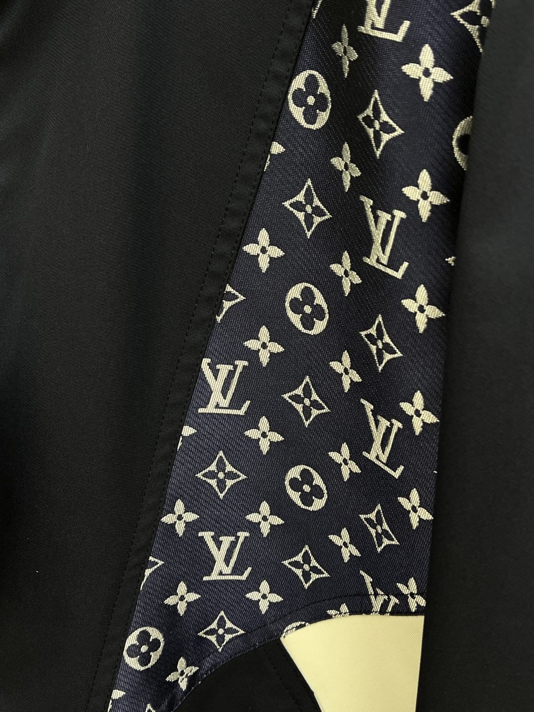 早春 LV 🔥🔥早春休闲系列，最新时尚立领夹克外套.处处细节显工艺足够的高级 结构性剪裁的设计改变来展现