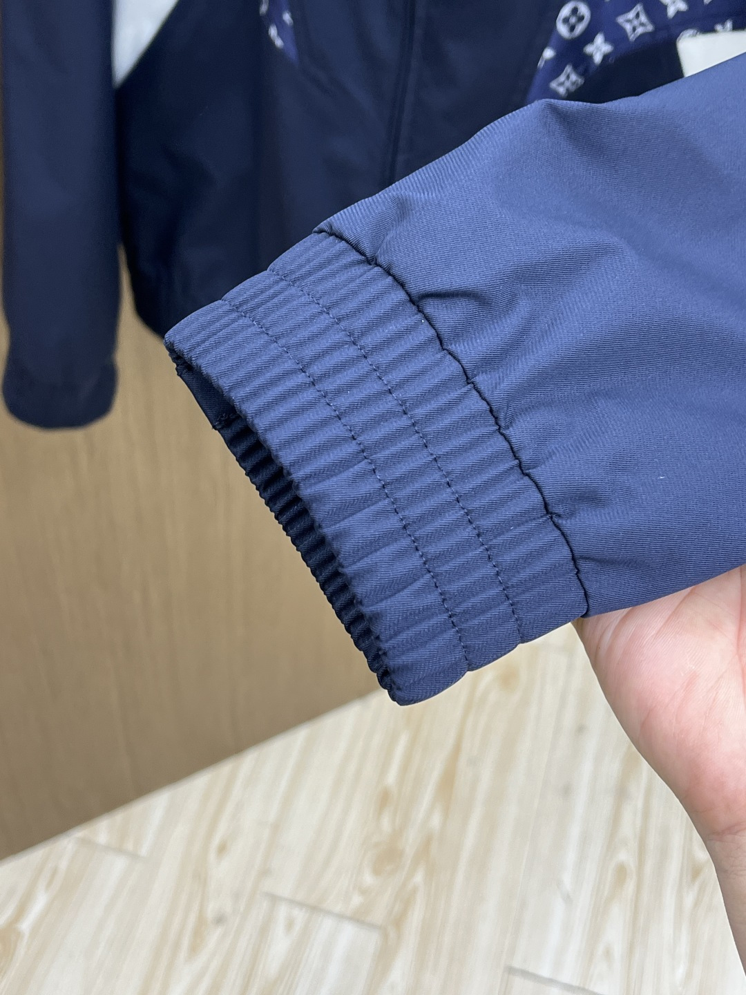 早春 LV 🔥🔥早春休闲系列，最新时尚立领夹克外套.处处细节显工艺足够的高级 结构性剪裁的设计改变来展现