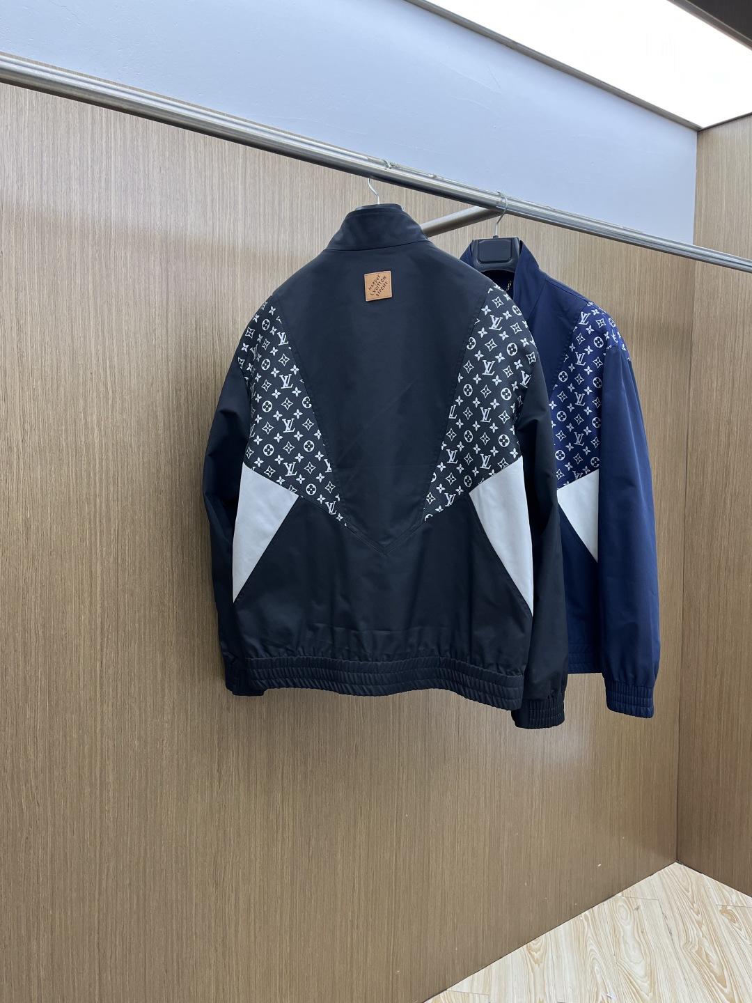 早春 LV 🔥🔥早春休闲系列，最新时尚立领夹克外套.处处细节显工艺足够的高级 结构性剪裁的设计改变来展现