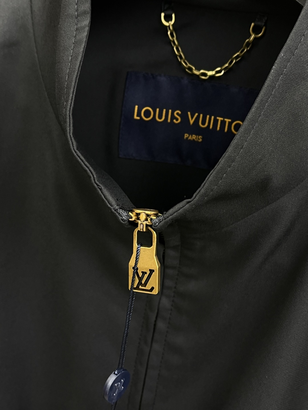 早春 LV 🔥🔥早春休闲系列，最新时尚立领夹克外套.处处细节显工艺足够的高级 结构性剪裁的设计改变来展现