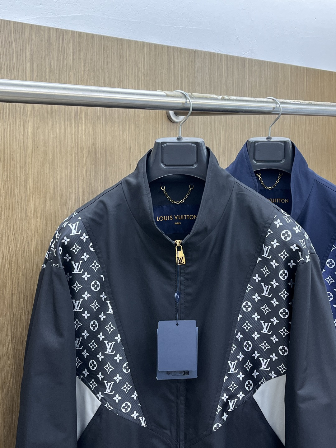 早春 LV 🔥🔥早春休闲系列，最新时尚立领夹克外套.处处细节显工艺足够的高级 结构性剪裁的设计改变来展现