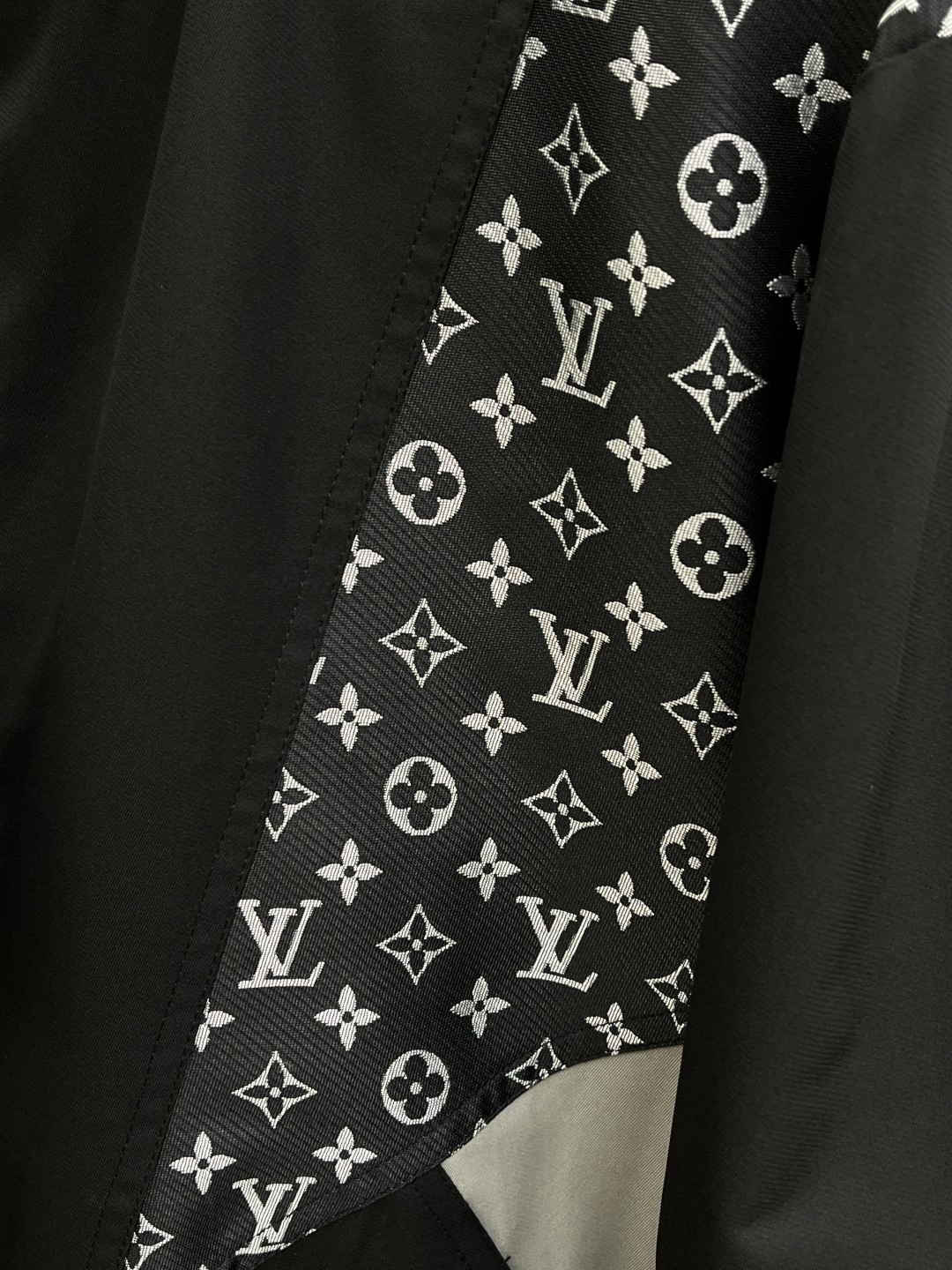 早春 LV 🔥🔥早春休闲系列，最新时尚立领夹克外套.处处细节显工艺足够的高级 结构性剪裁的设计改变来展现