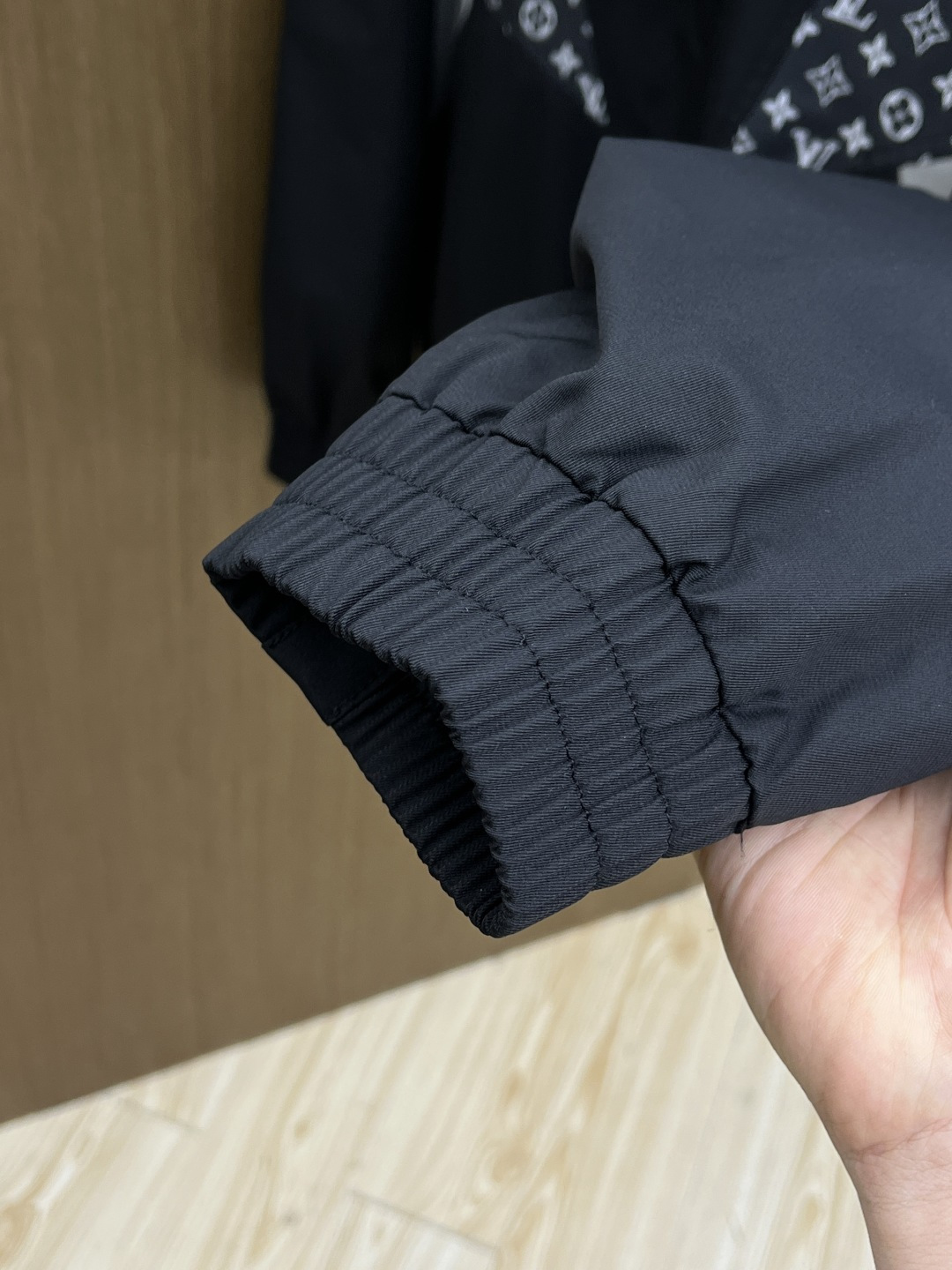 早春 LV 🔥🔥早春休闲系列，最新时尚立领夹克外套.处处细节显工艺足够的高级 结构性剪裁的设计改变来展现