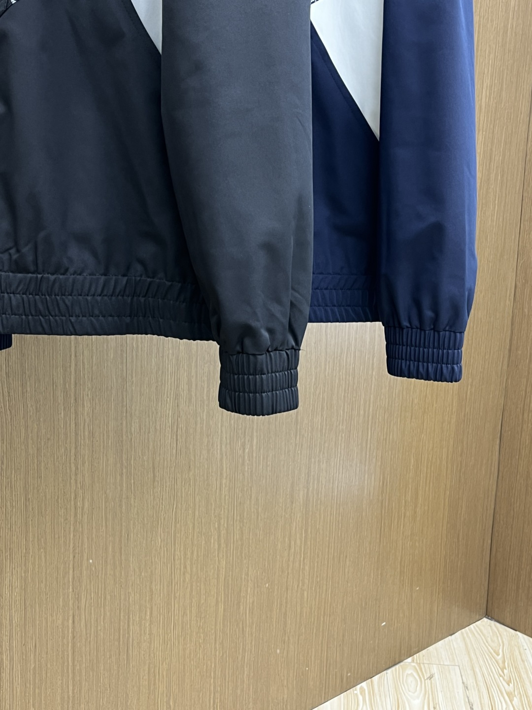 早春 LV 🔥🔥早春休闲系列，最新时尚立领夹克外套.处处细节显工艺足够的高级 结构性剪裁的设计改变来展现