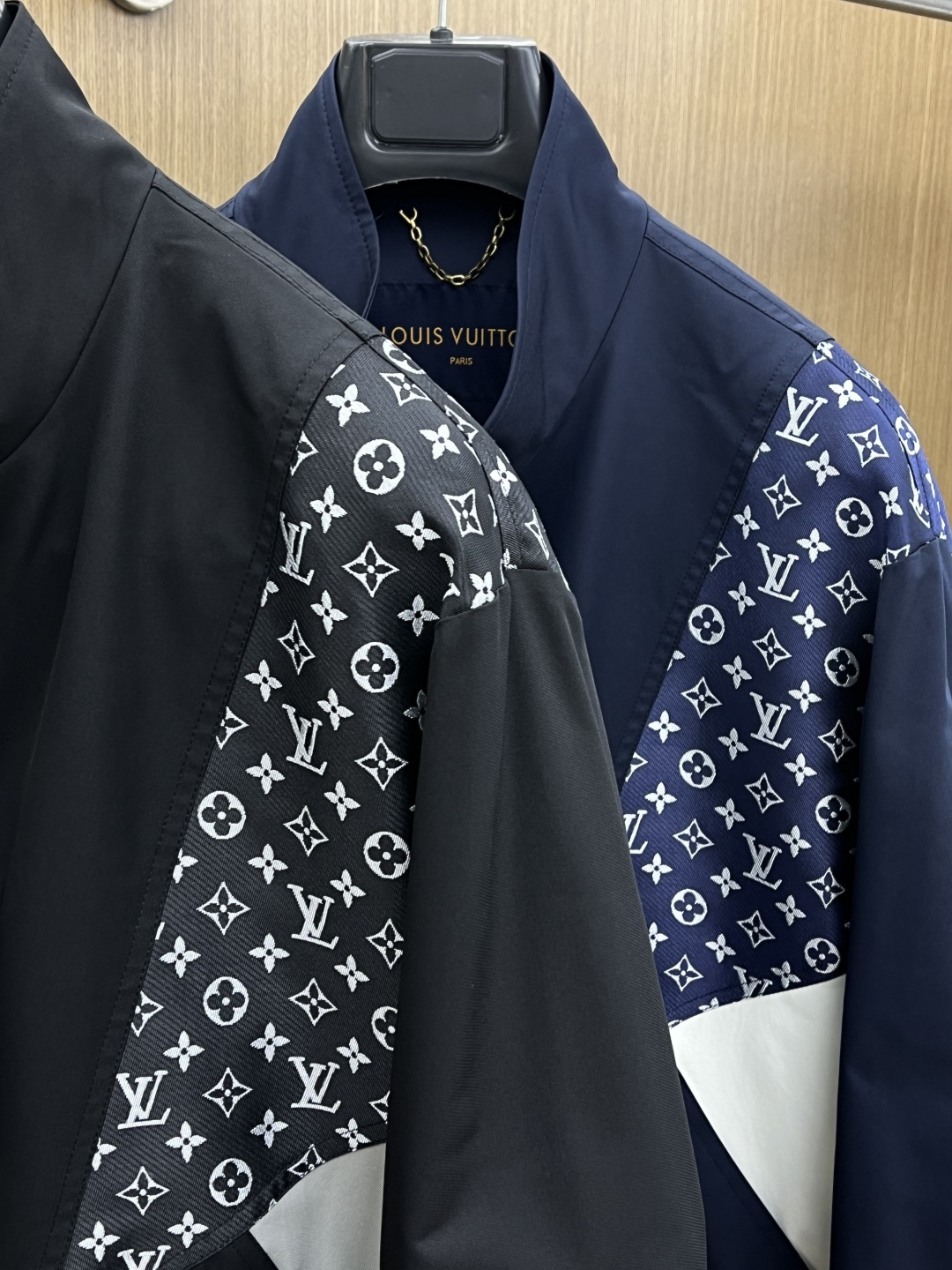 早春 LV 🔥🔥早春休闲系列，最新时尚立领夹克外套.处处细节显工艺足够的高级 结构性剪裁的设计改变来展现