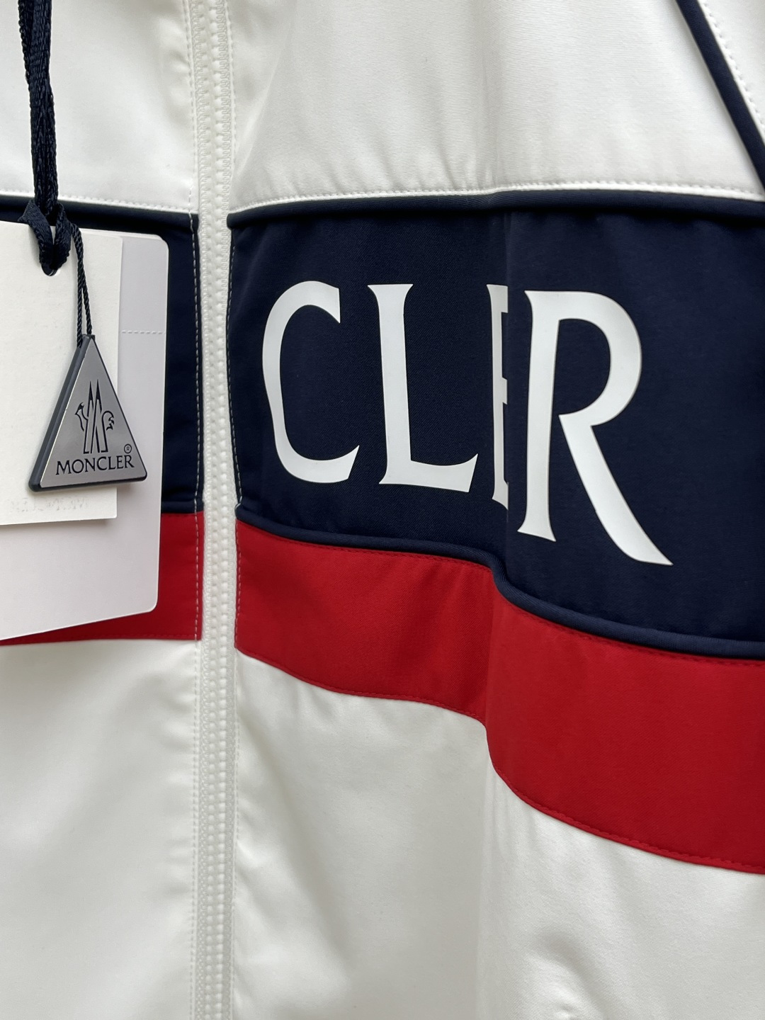 早春款 Mon 🔥🔥早春休闲系列，最新时尚立领夹克外套.处处细节显工艺足够的高级 结构性剪裁的设计改变来