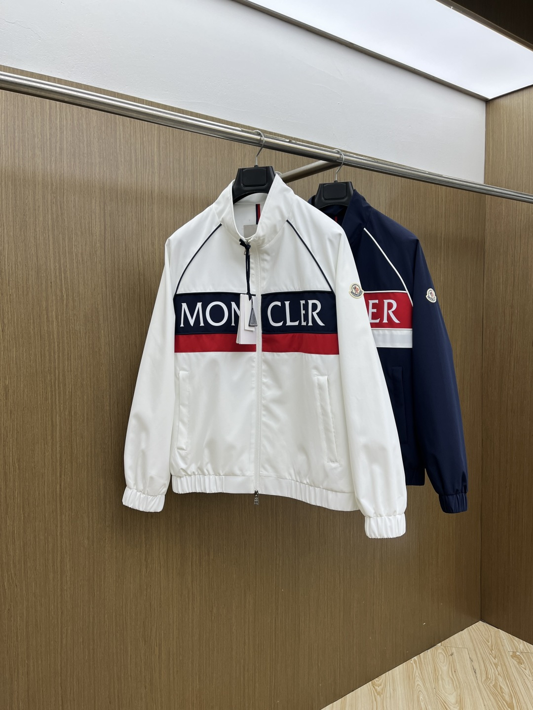 早春款 Mon 🔥🔥早春休闲系列，最新时尚立领夹克外套.处处细节显工艺足够的高级 结构性剪裁的设计改变来