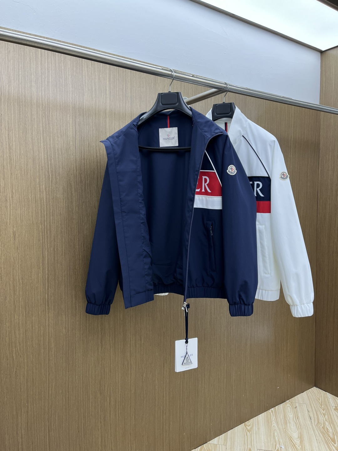 早春款 Mon 🔥🔥早春休闲系列，最新时尚立领夹克外套.处处细节显工艺足够的高级 结构性剪裁的设计改变来