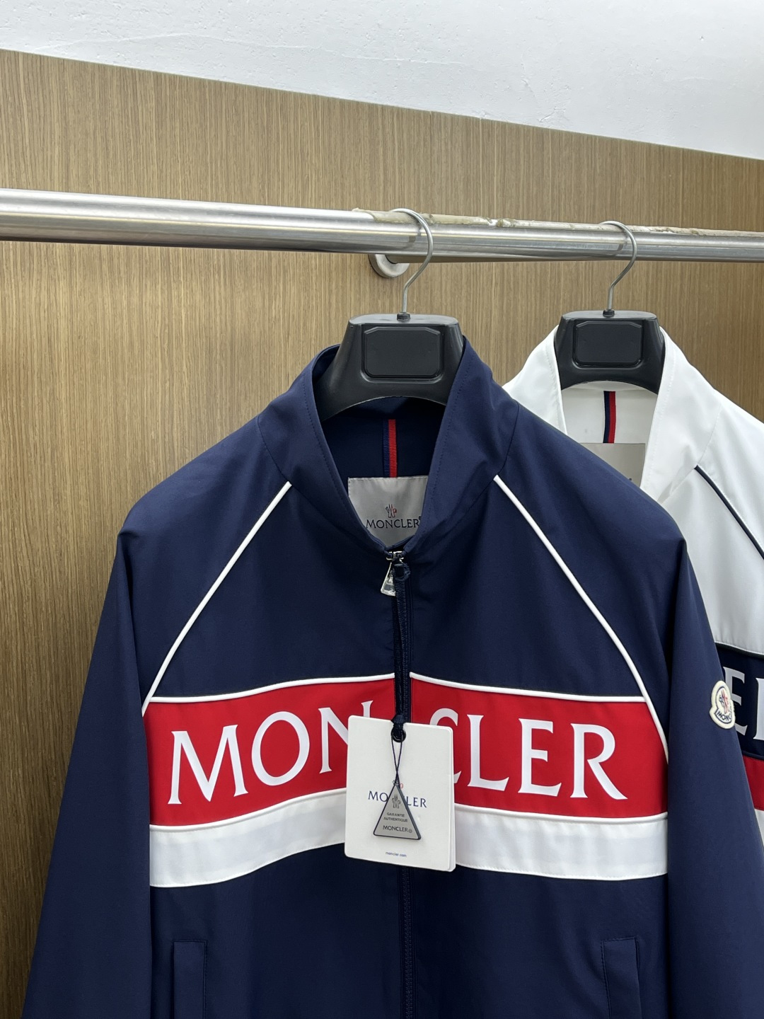 早春款 Mon 🔥🔥早春休闲系列，最新时尚立领夹克外套.处处细节显工艺足够的高级 结构性剪裁的设计改变来