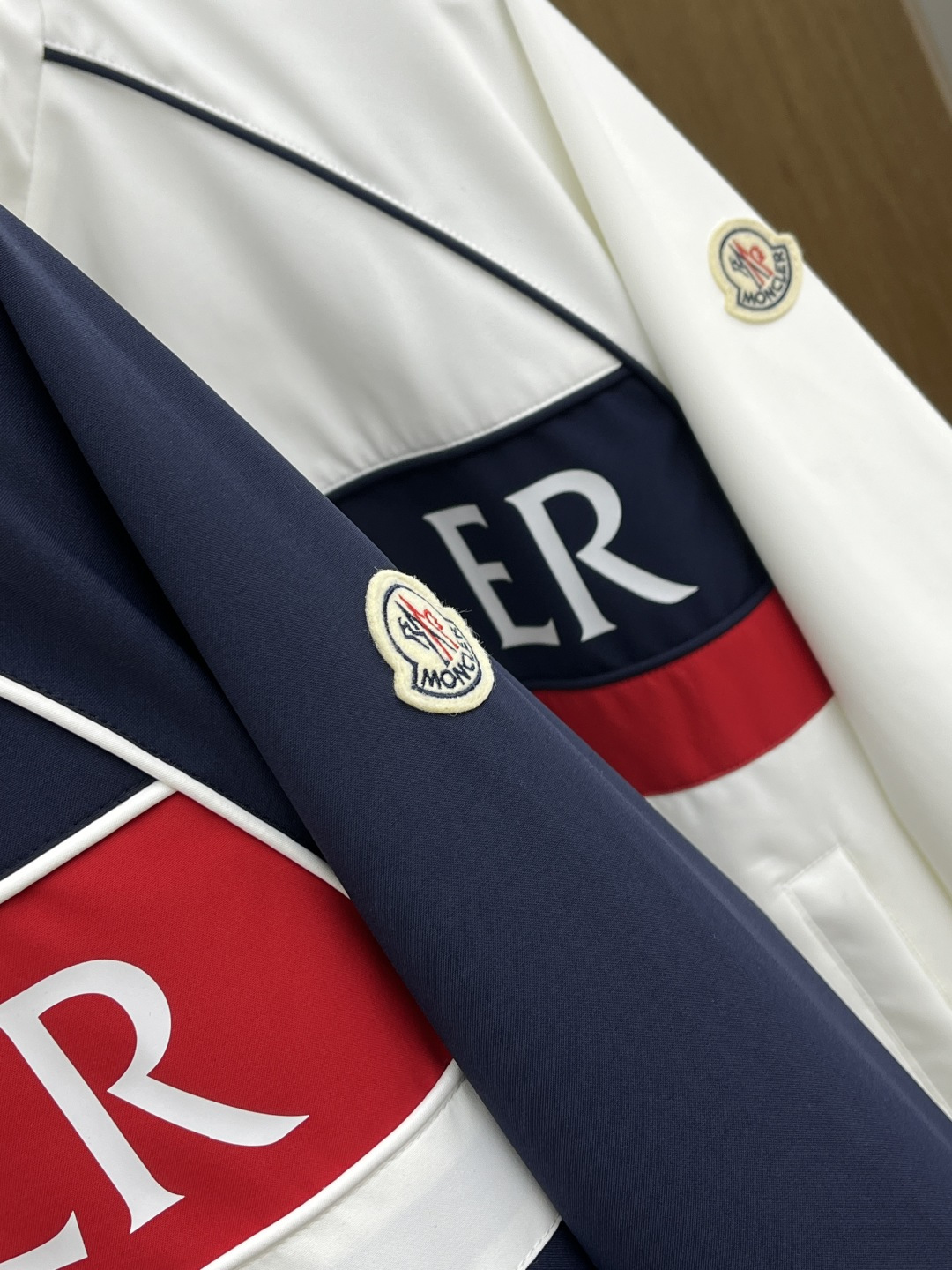 早春款 Mon 🔥🔥早春休闲系列，最新时尚立领夹克外套.处处细节显工艺足够的高级 结构性剪裁的设计改变来