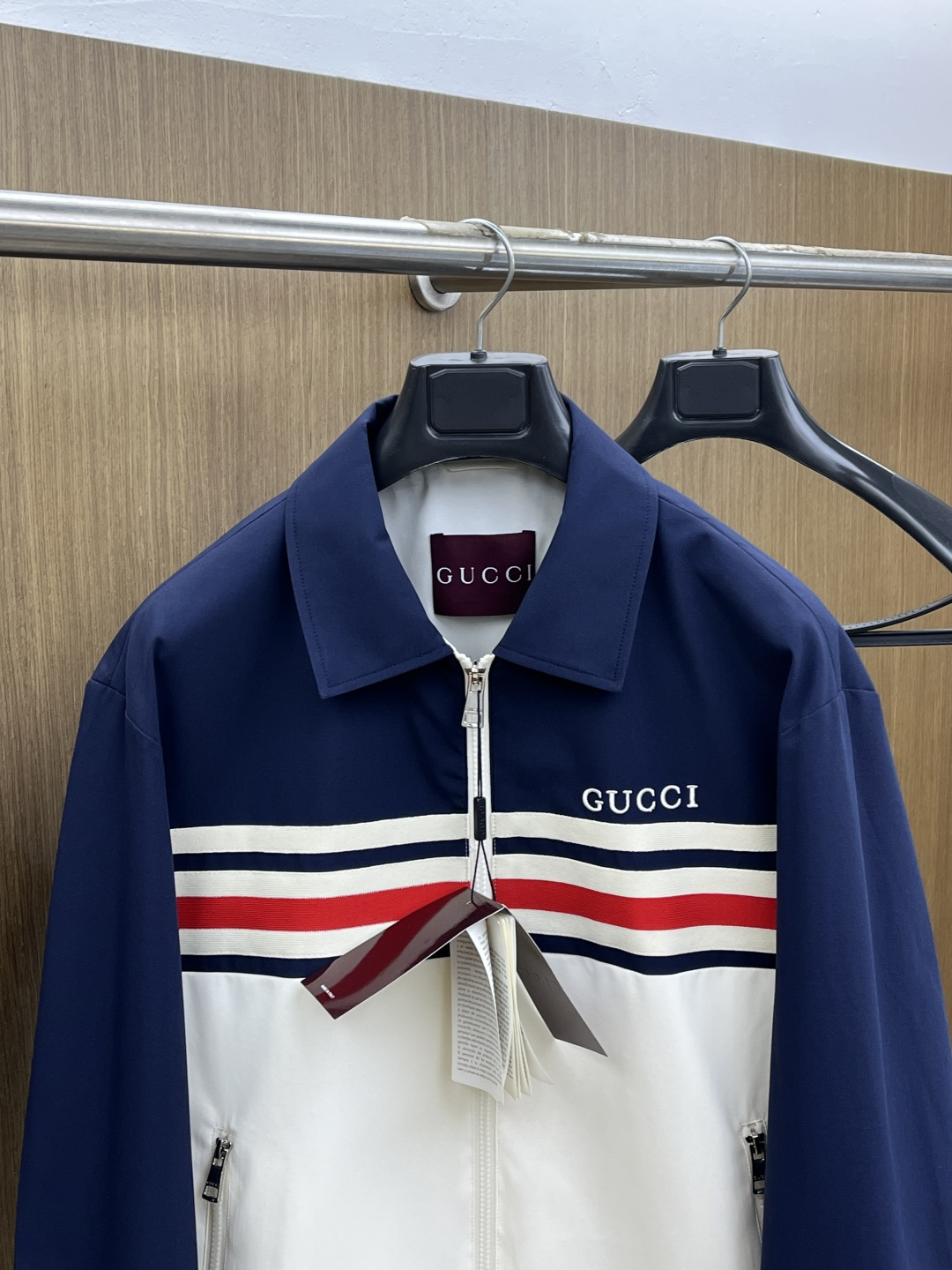 早春款 Guc 🔥🔥早春休闲系列，最新时尚翻领夹克外套.拼接撞色条纹，logo刺绣，处处细节显工艺足够的