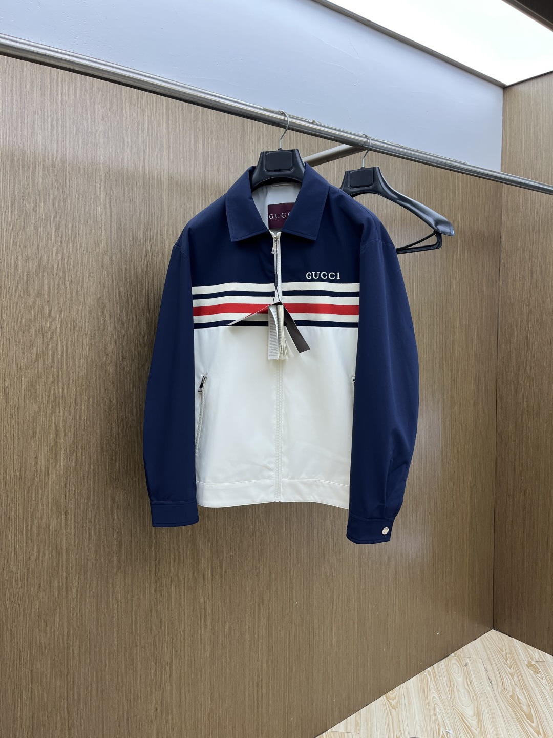 早春款 Guc 🔥🔥早春休闲系列，最新时尚翻领夹克外套.拼接撞色条纹，logo刺绣，处处细节显工艺足够的