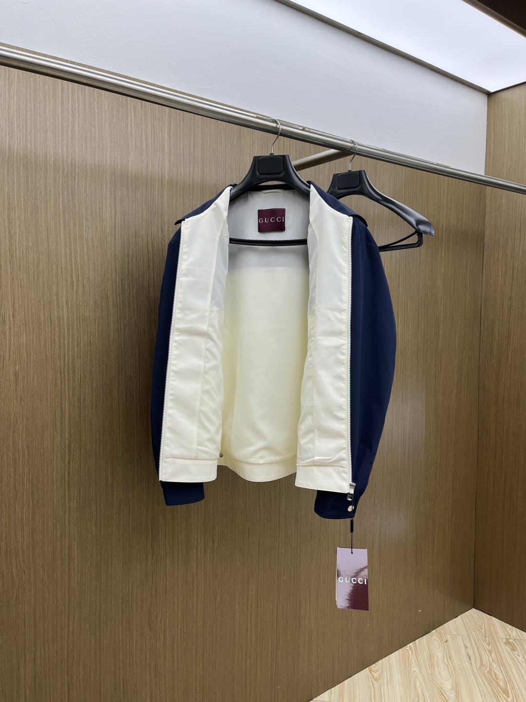 早春款 Guc 🔥🔥早春休闲系列，最新时尚翻领夹克外套.拼接撞色条纹，logo刺绣，处处细节显工艺足够的