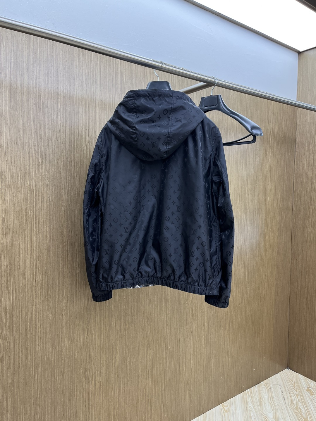 早春款 LV 🔥🔥早春系列，官网同款雨滴印花连帽双面穿尼龙夹克 男女同款双面穿连帽长袖MONOGRAM 