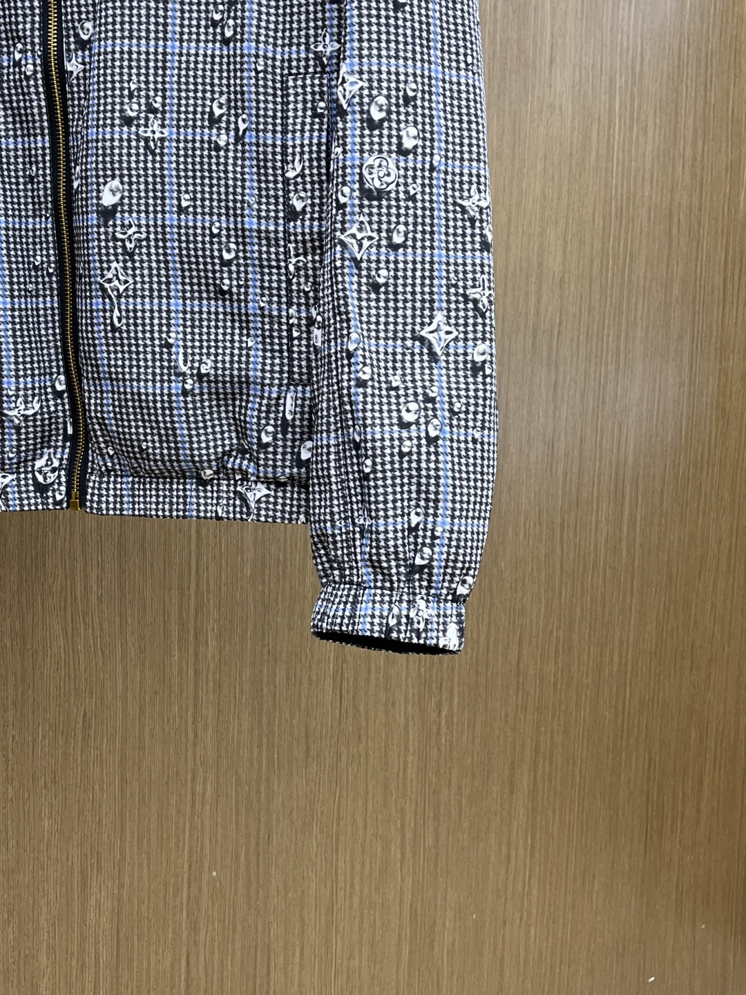 早春款 LV 🔥🔥早春系列，官网同款雨滴印花连帽双面穿尼龙夹克 男女同款双面穿连帽长袖MONOGRAM 